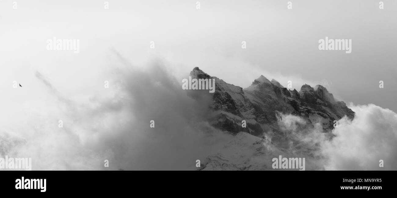 Paysage alpin de l'atmosphère de nuages se déplaçant le long d'une crête de montagne Banque D'Images