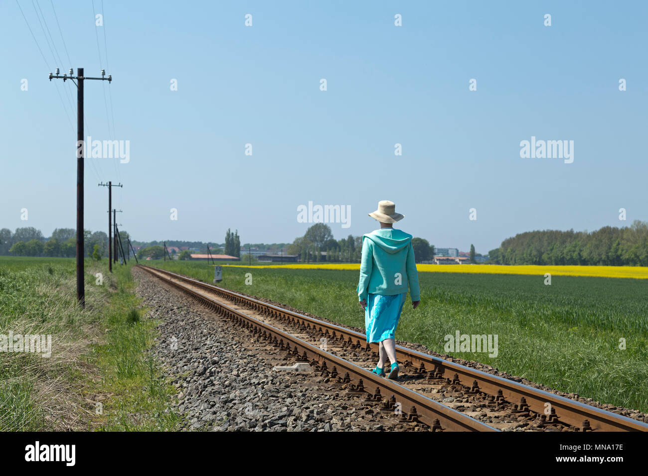 Femme marchant le long des voies de chemin de fer d'un train à vapeur Molli, Klein Bollhagen près de Kühlungsborn, Schleswig-Holstein, Allemagne Banque D'Images