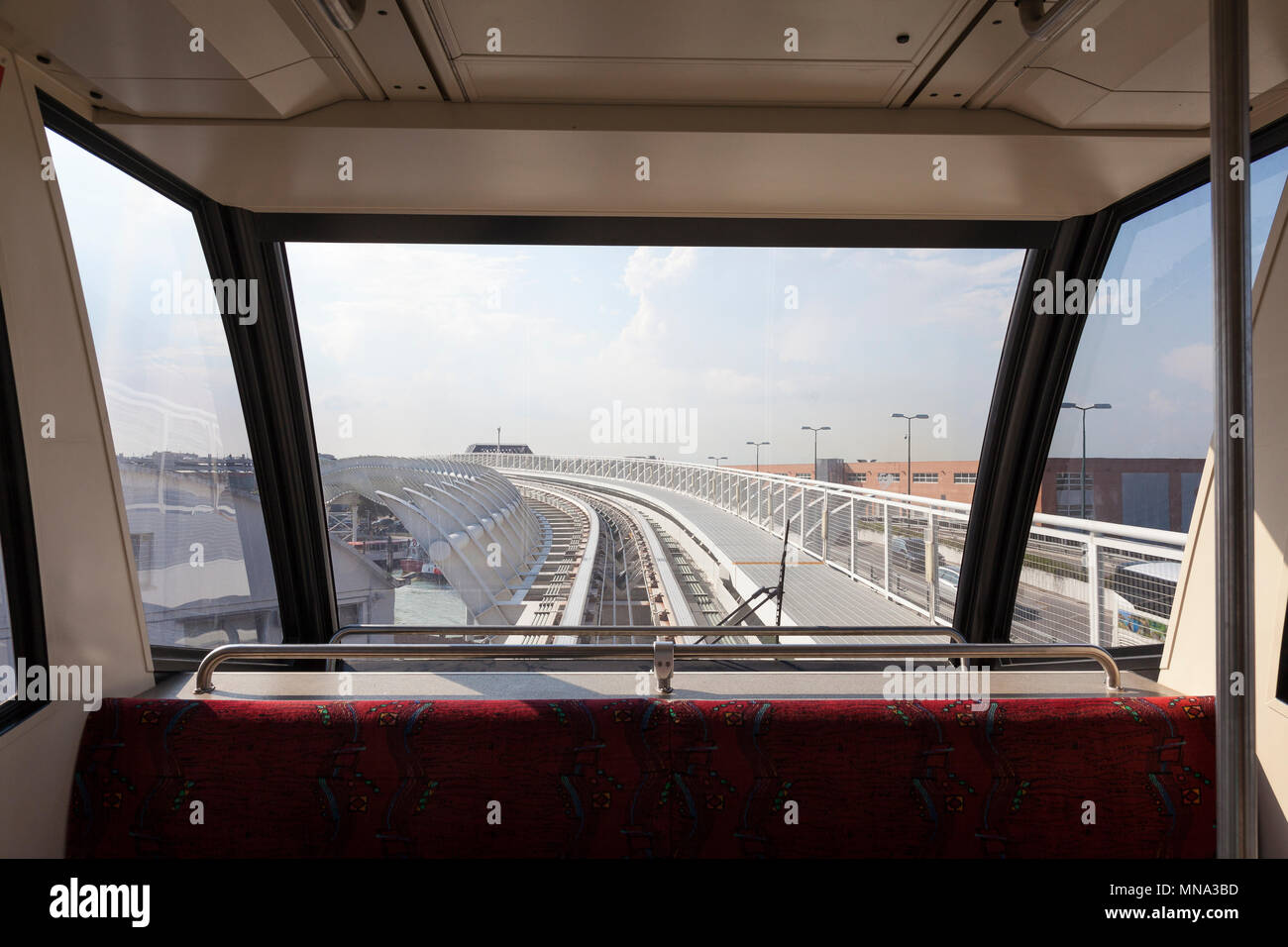 People Mover Venise Série : voir à travers le pare-brise de la People Mover de Venise, Venise, Italie montrant la voie surélevée de l'avant . Première personne POV Banque D'Images