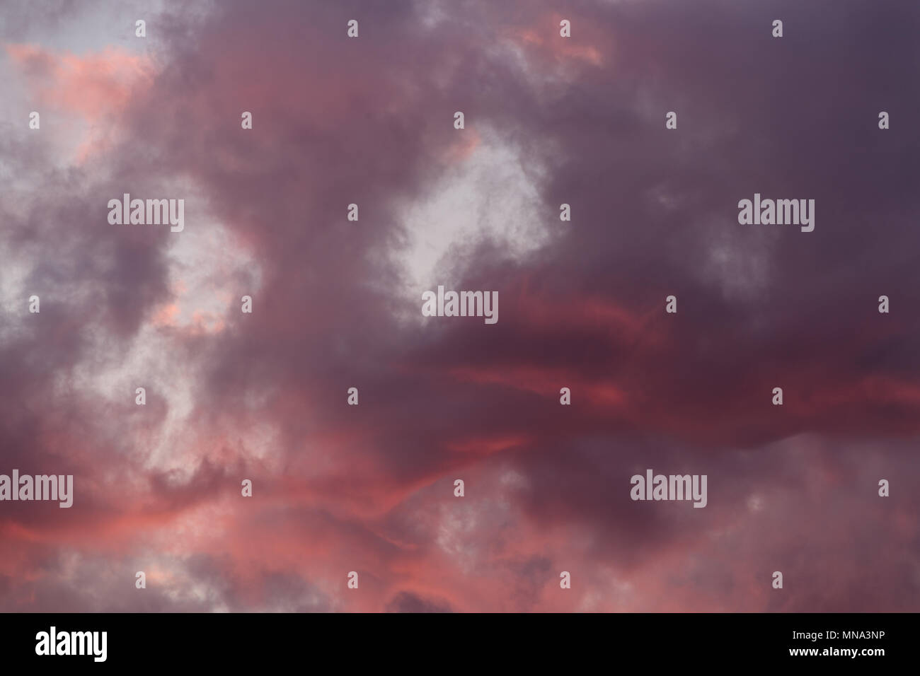 Nuages dans le ciel au coucher du soleil Banque D'Images