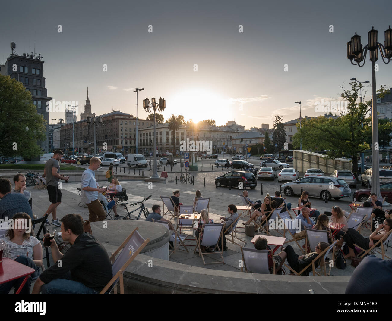 Autour de fêtards cafe situé dans un ancien Dom Partii, Varsovie, Pologne Banque D'Images