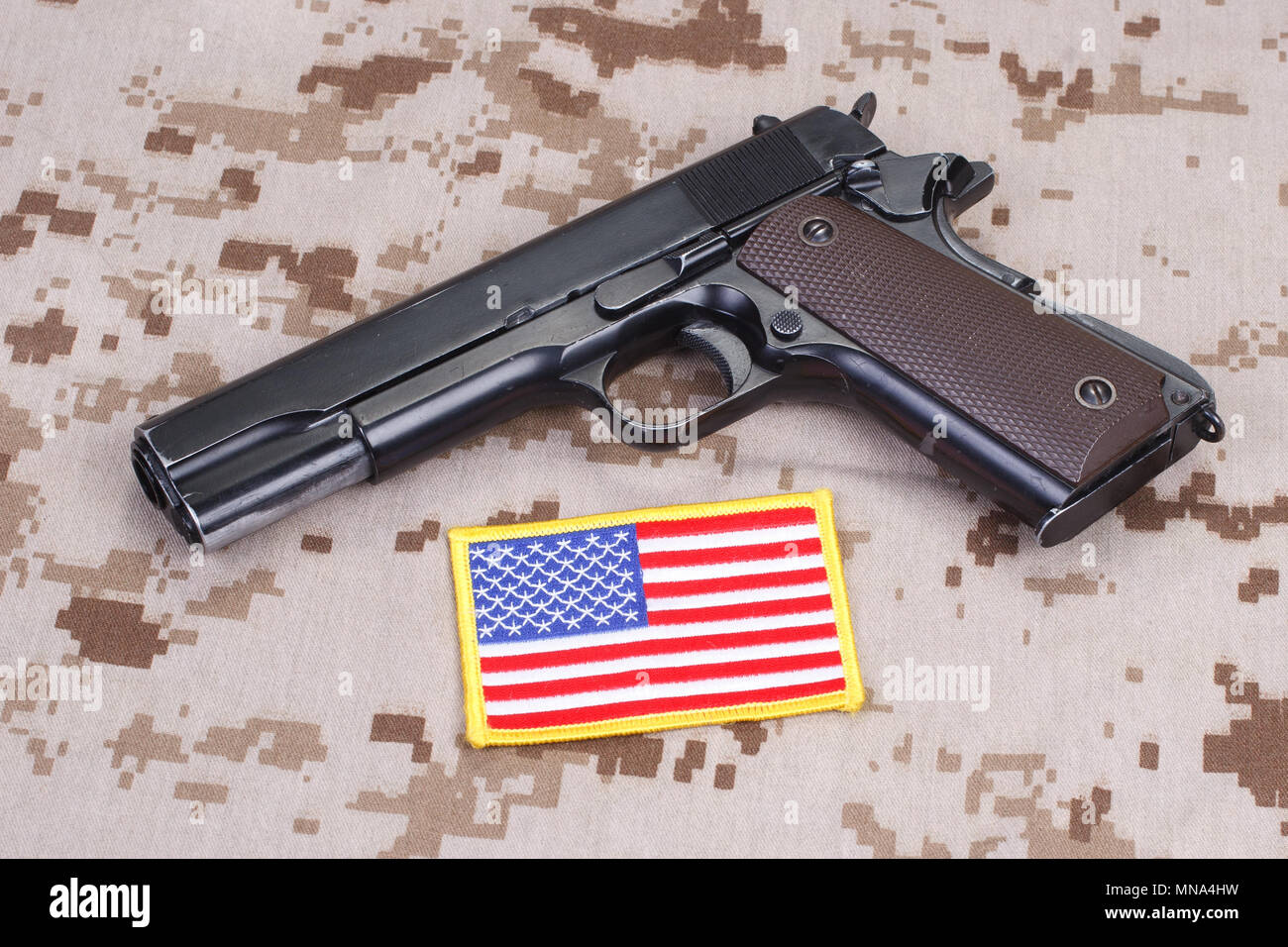 Pistolet Colt 1911 sur camouflage Banque D'Images