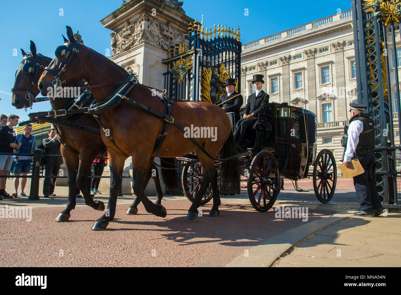 Londres - 15 MAI 2018 : Cheval et un chariot passe hors de l'ornate gates Buckingham Palace Banque D'Images