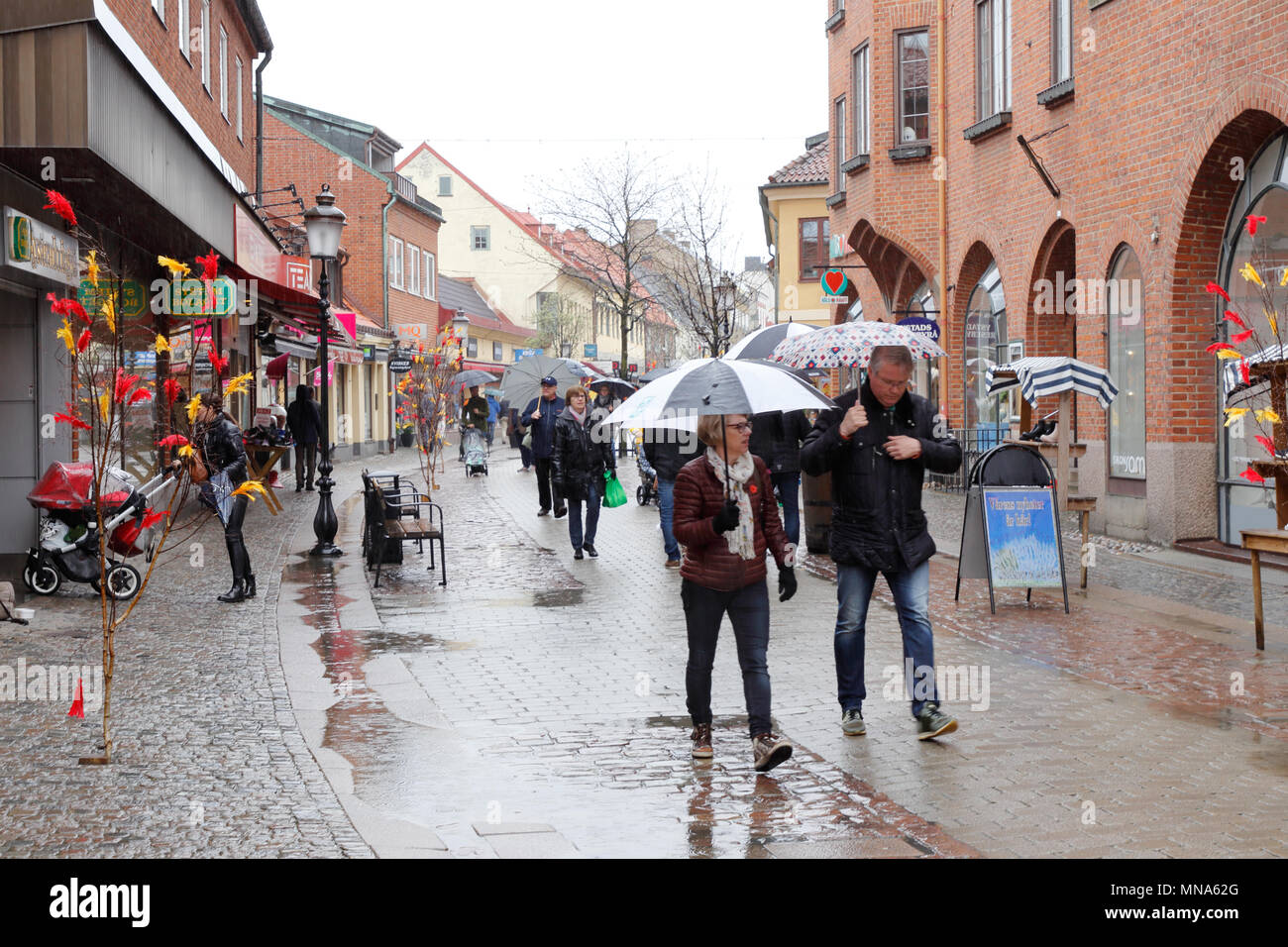 Ystad, en Suède - 15 Avril 2017 : la décoration de Pâques rue commerçante Storgatan Ostra pendant la pluie. Banque D'Images