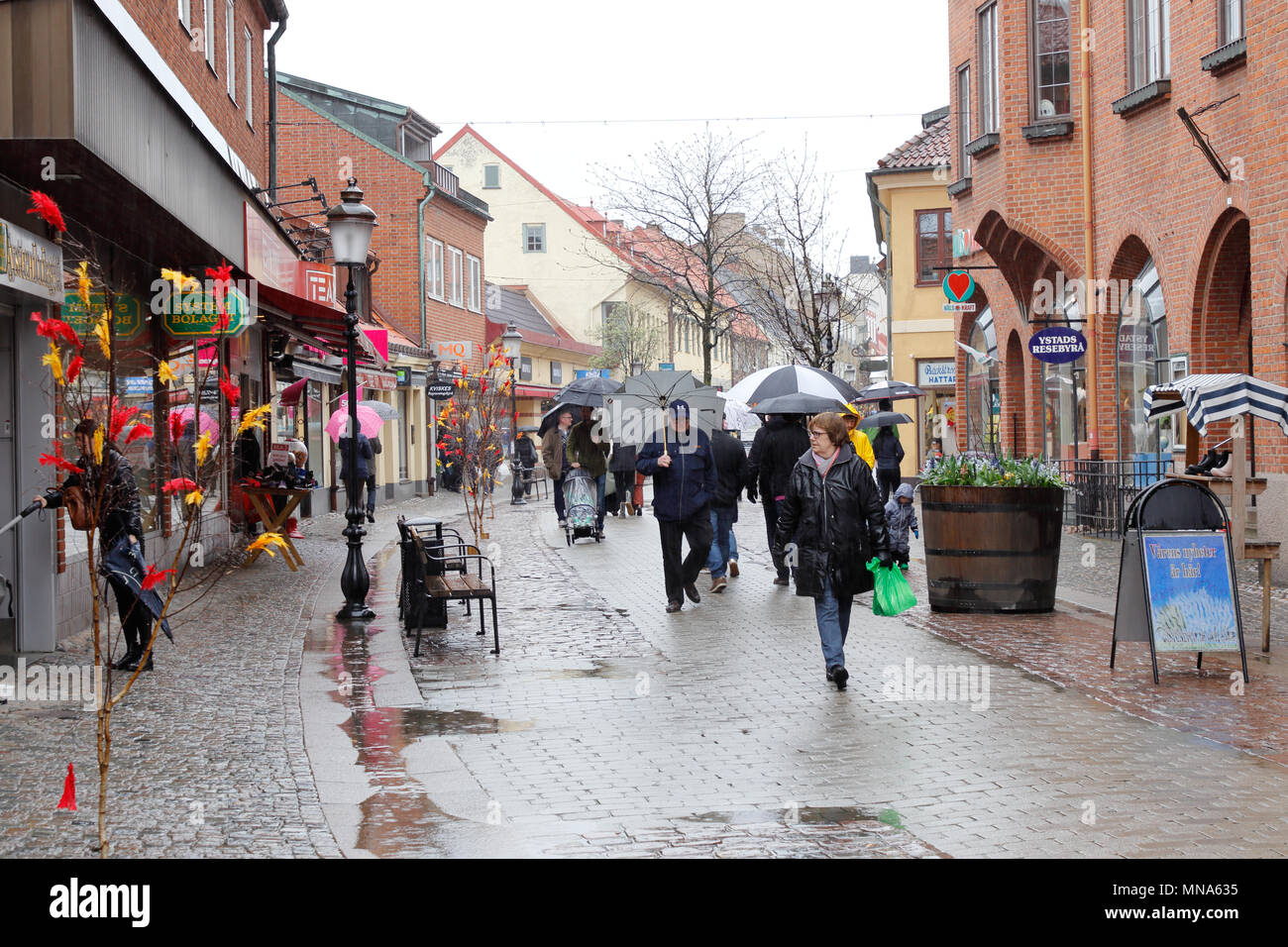 Ystad, en Suède - 15 Avril 2017 : la décoration de Pâques rue commerçante Storgatan Ostra pendant la pluie. Banque D'Images