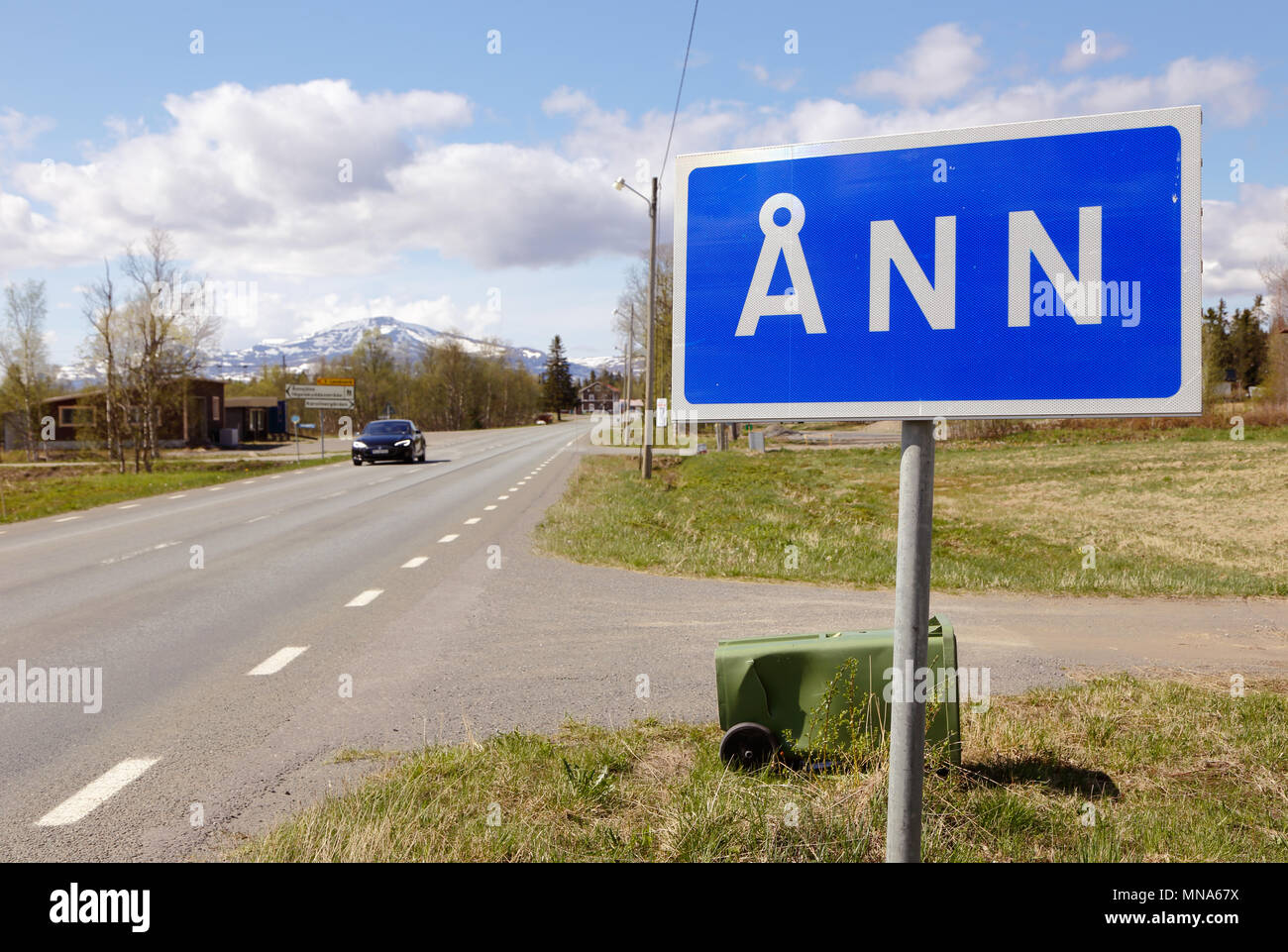 Ann, la Suède - 30 mai 2016 : Road sign avec le nom du village de Ann dans la province de Jamtland. Banque D'Images
