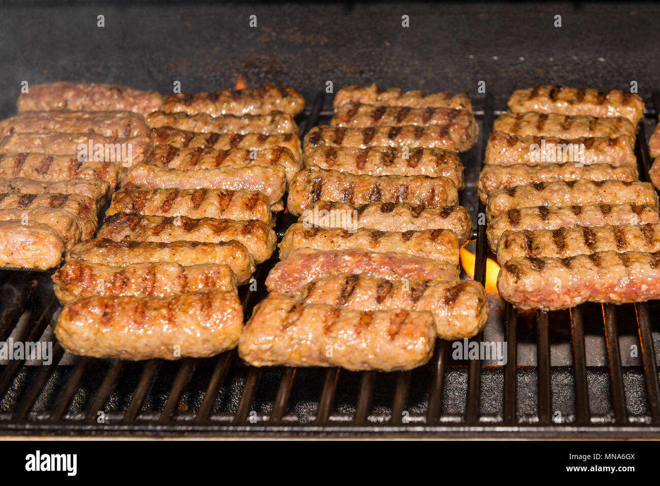 Rouleaux de viande (MICI), mititei sur le grill qui est un Balcanic traditionnels (roumain). Banque D'Images