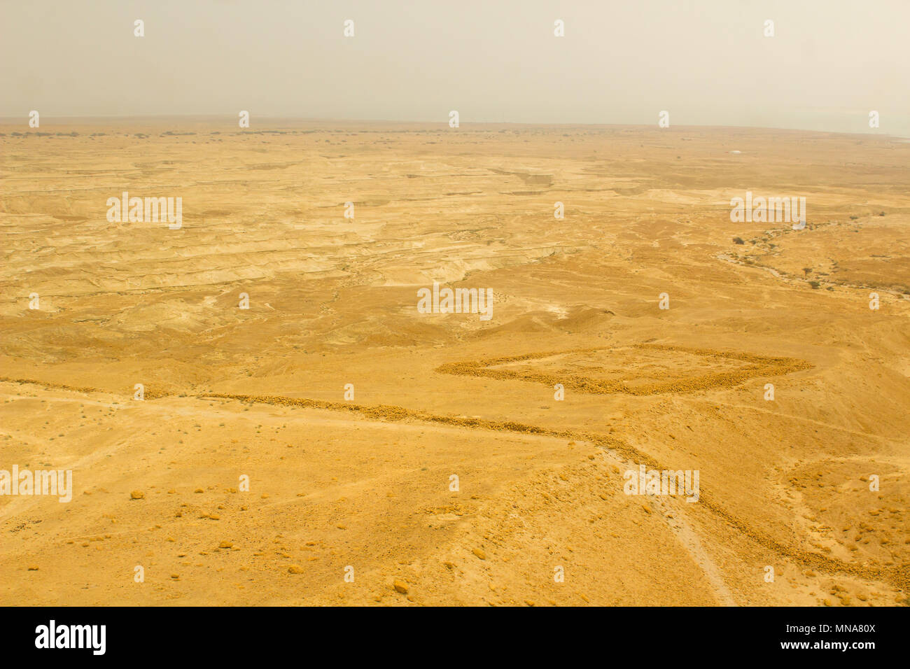 Une vue aérienne du sol du désert dans le District sud d'Israël pris de la falaise de Massada sur un jour brumeux Banque D'Images