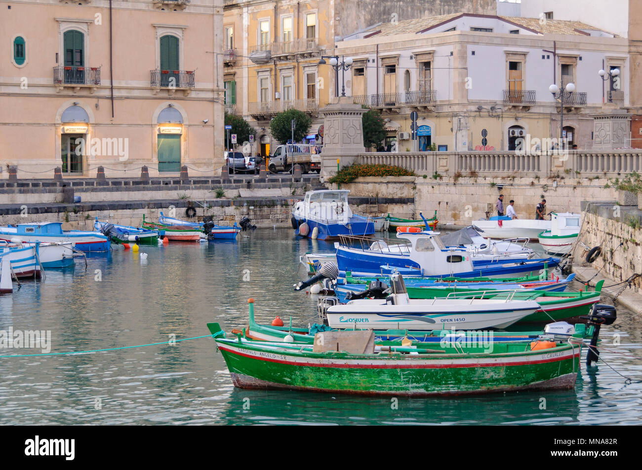 Les bateaux de pêche traditionnels ancrés dans le port après une longue journée de travail - Syracuse, Sicile, Italie Banque D'Images