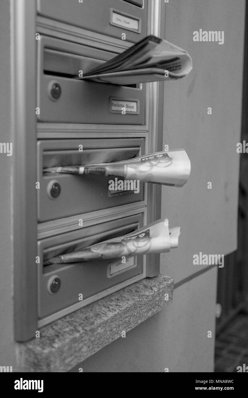 Intra, province de Verbano-Cusio-Ossola. L'Italie. Bloc d'appartement, les boîtes aux lettres, avec une circulation libre journal publié. 26/12/2016 [© Peter SPURRIER] Banque D'Images