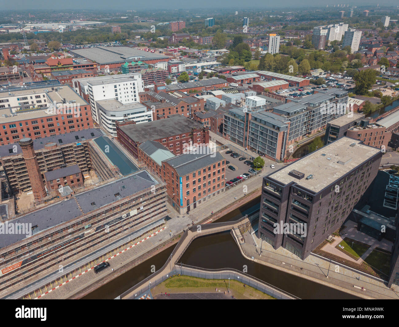 Le centre-ville de Manchester Drone Vue aérienne au-dessus de travaux de construction Construction Skyline Blue Ciel été 874-6448 Banque D'Images