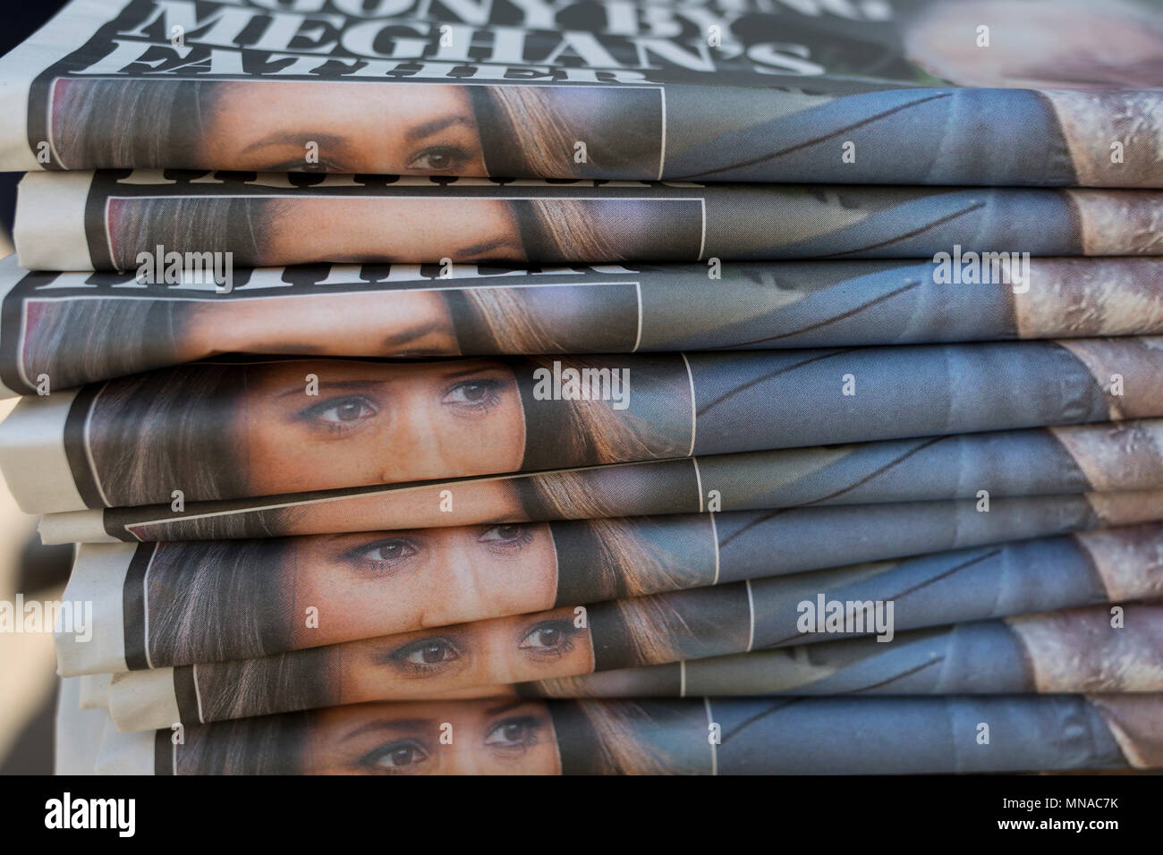 London, UK 15 Mai 2018 : une pile de journaux Evening Standard dispose d''les yeux de Meghan Markel, l'acteur américain qui est d'épouser le prince Harry à Windsor le samedi et dont le père est maintenant dit de ne pas être présents. Photo de Richard Baker / Alamy Live News Banque D'Images