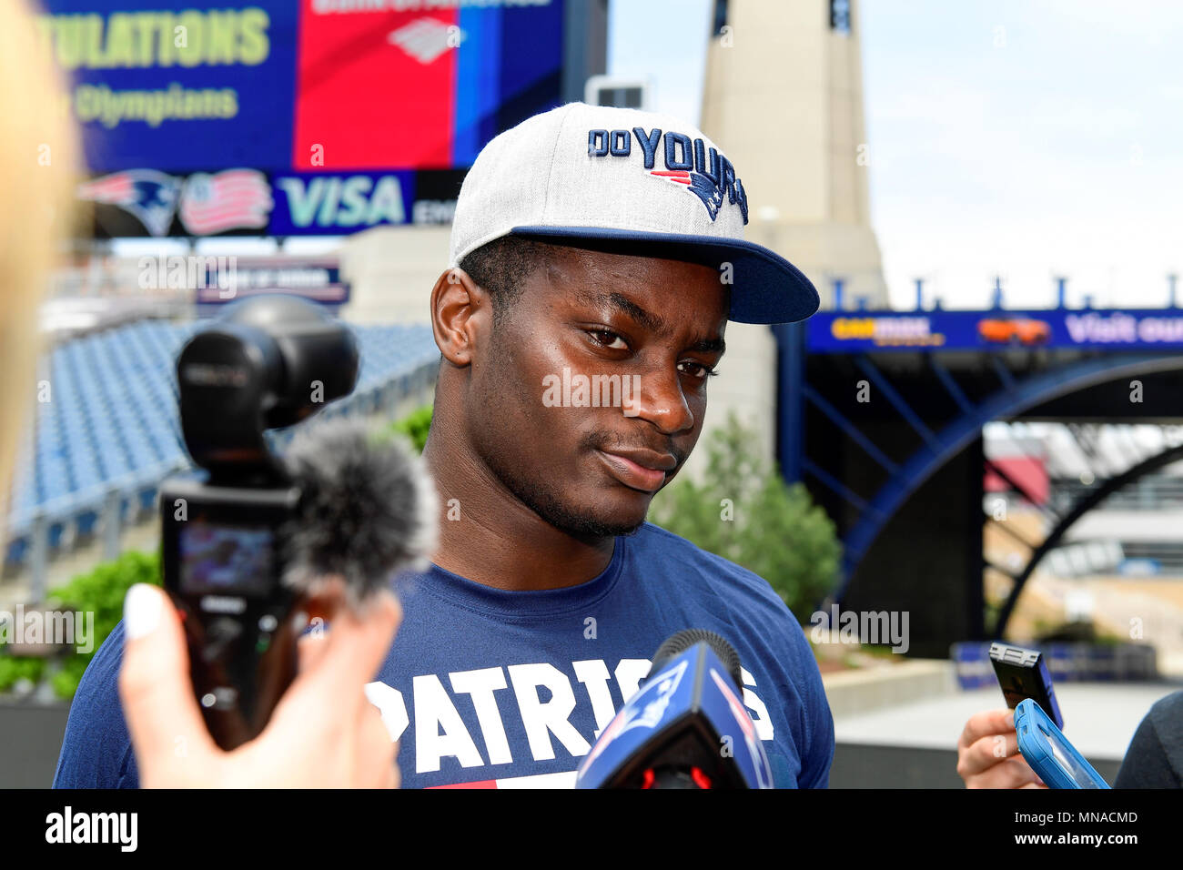 Foxborough, Massachusetts, USA. 15 mai, 2018. New England Patriots secondeur Christian Sam est interviewé par la presse sur le terrain de jeu au stade Gillette, à Foxborough, Massachusetts. Eric Canha/CSM/Alamy Live News Banque D'Images