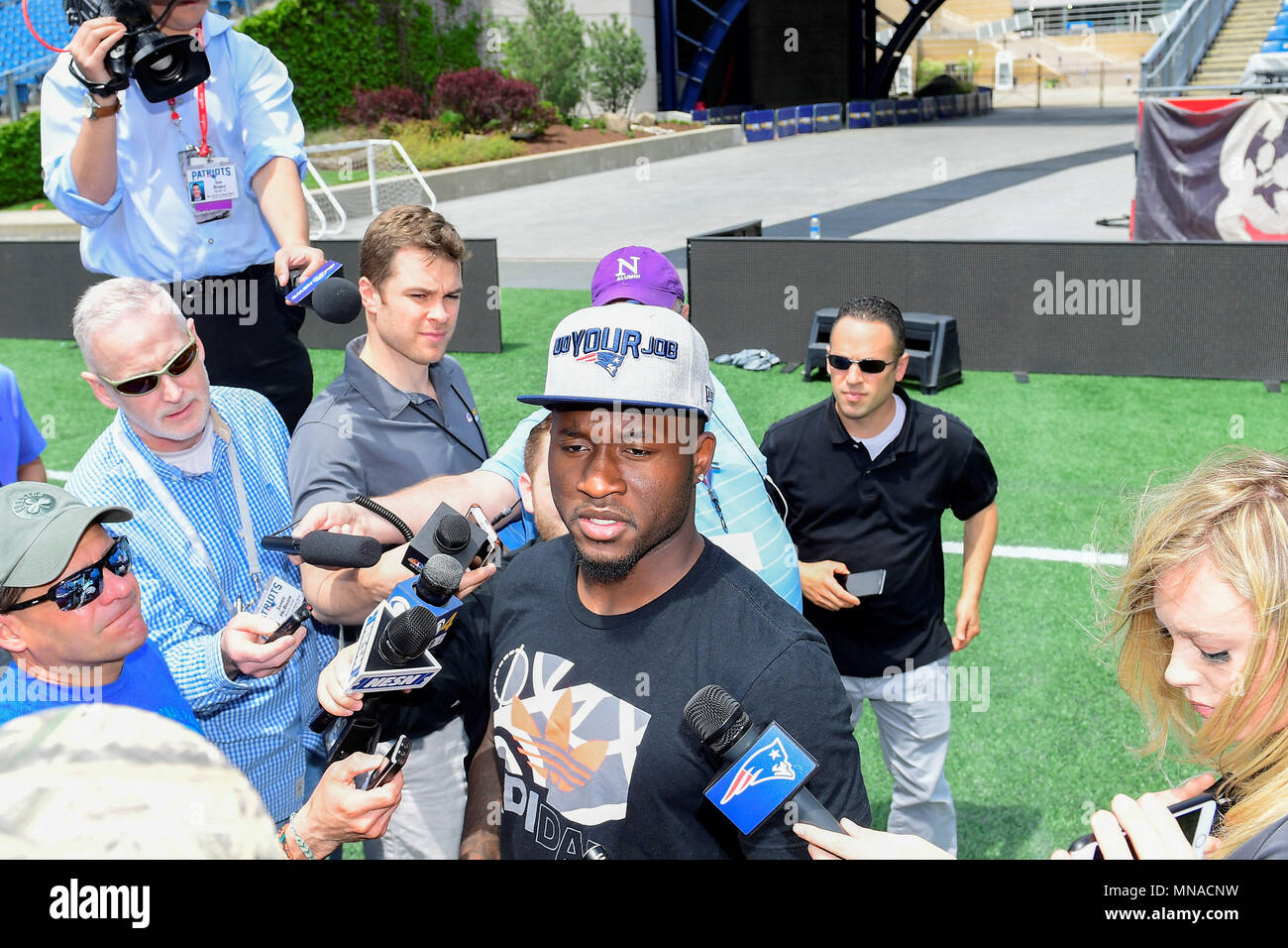 Foxborough, Massachusetts, USA. 15 mai, 2018. New England Patriots arrière défensif Duc Dawson est interviewé par la presse sur le terrain de jeu au stade Gillette, à Foxborough, Massachusetts. Eric Canha/CSM/Alamy Live News Banque D'Images