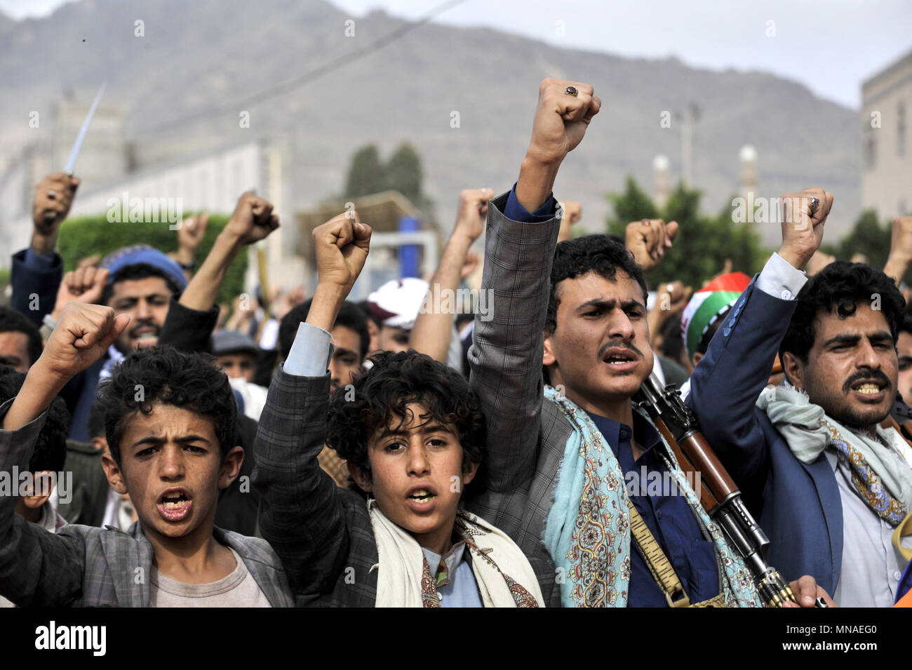 Sanaa, Yémen. 15 mai, 2018. Les manifestants crier des slogans au cours d'une manifestation à Sanaa, Yémen, le 15 mai 2018. Des milliers de Yéménites sont allés dans les rues de Sanaa, mardi, pour protester contre les États-Unis d'ouvrir son ambassade à Jérusalem. Credit : Mohammed Mohammed/Xinhua/Alamy Live News Banque D'Images