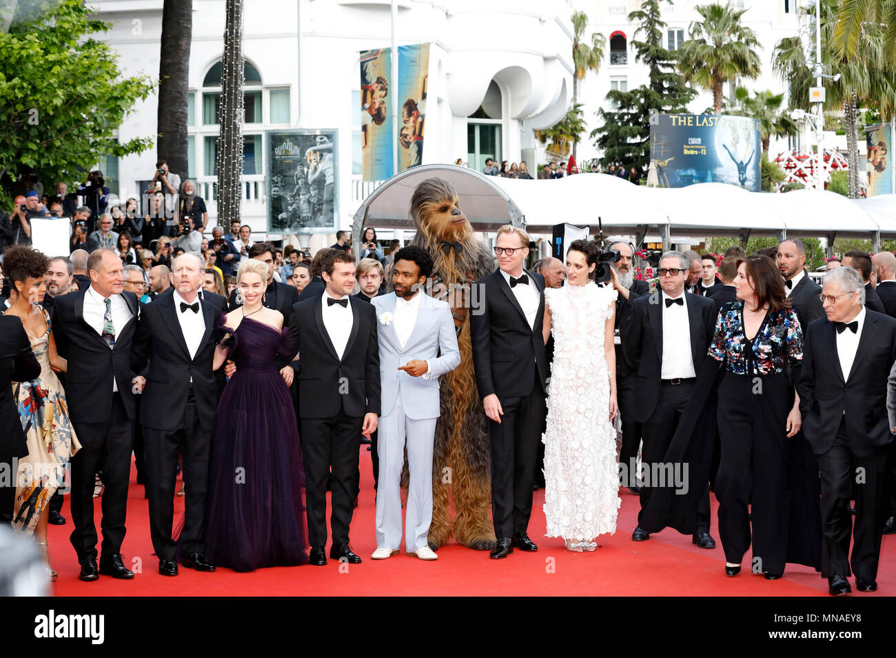 Cannes, France. Le 15 mai 2018. Thandie Newton, Woody Harrelson, directeur Ron Howard, Emilia Clarke, Alden Ehrenreich, Donald Glover, Chewbacca, Paul Bettany, Phoebe Waller-Bridge, producteur Kathleen Kennedy et l'écrivain Lawrence Kasdan participant à la 'Solo : Une histoire de la guerre des étoiles' premiere au cours de la 71e édition du Festival de Cannes au Palais des Festivals le 15 mai 2018 à Cannes, France Crédit : Geisler-Fotopress/Alamy Live News Banque D'Images