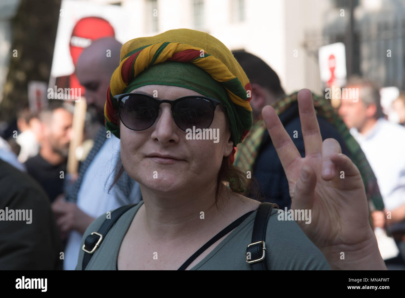 Londres, Royaume-Uni. Le 15 mai 2018. L'hôte de la Campagne Solidarité Kurdistan manifestations contre la visite du Président de la Turquie, Downing Street invité par Thérèse peut chanter Erdogan est un terroriste avec des gardes de police le 15 mai 2018, Londres, Royaume-Uni. Credit : Voir Li/Alamy Live News Banque D'Images