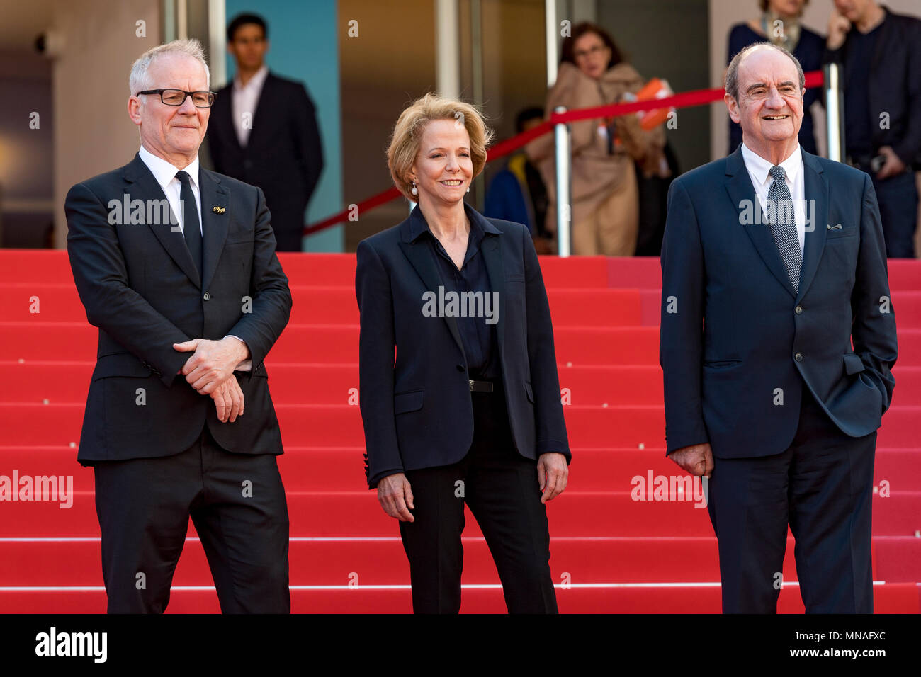 CANNES, FRANCE - 15 MAI : (L-R) Festival de Cannes Réalisateur Thierry Fremaux, Président du Centre National de la Cinématographie Frédérique Bredin et président du Festival Pierre Lescure assister à la projection de 'à la guerre (En guerre) lors de la 71e assemblée annuelle du Festival du Film de Cannes au Palais des Festivals le 15 mai 2018 à Cannes, France Crédit : BTWImages/Alamy Live News Banque D'Images