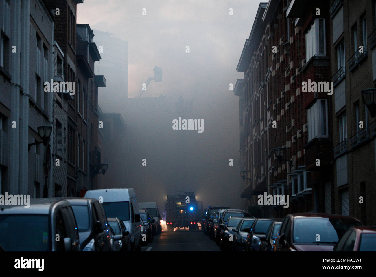 Bruxelles, Belgique. Le 15 mai, 2015. Les pompiers pour éteindre un incendie qui éclate dans un immeuble.Alexandros Michailidis/Alamy Live News Banque D'Images