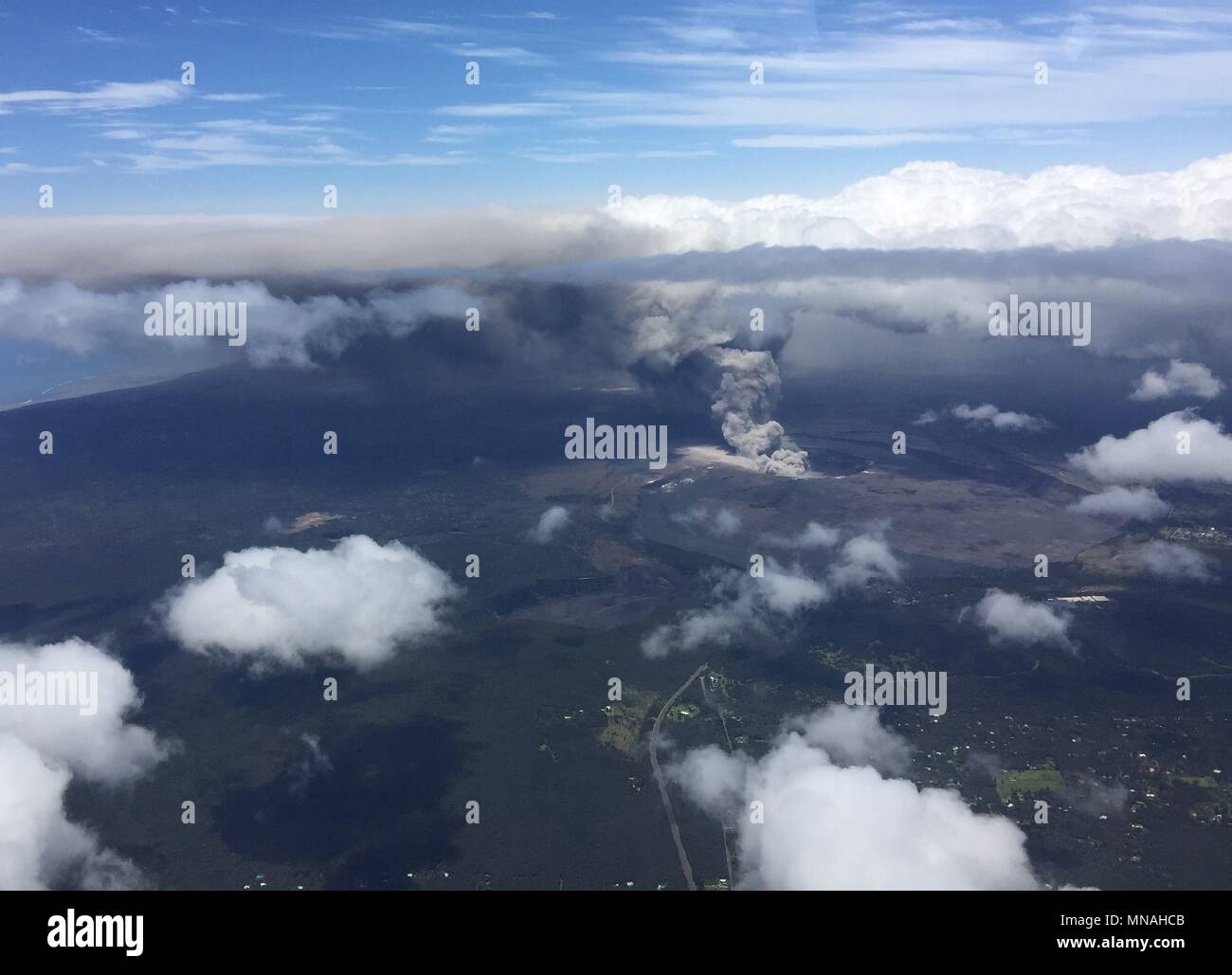 Kilauea Volcano, Hawaii. Le 15 mai 2018. Avis d'un grand panache de cendres du volcan Kilauea à 9 500 pieds 15 mai 2018 à Hawaii. La récente éruption continue de détruire des maisons, forçant les évacuations et crachant de la lave et le gaz toxique sur la grande île d'Hawaï. Credit : Planetpix/Alamy Live News Banque D'Images