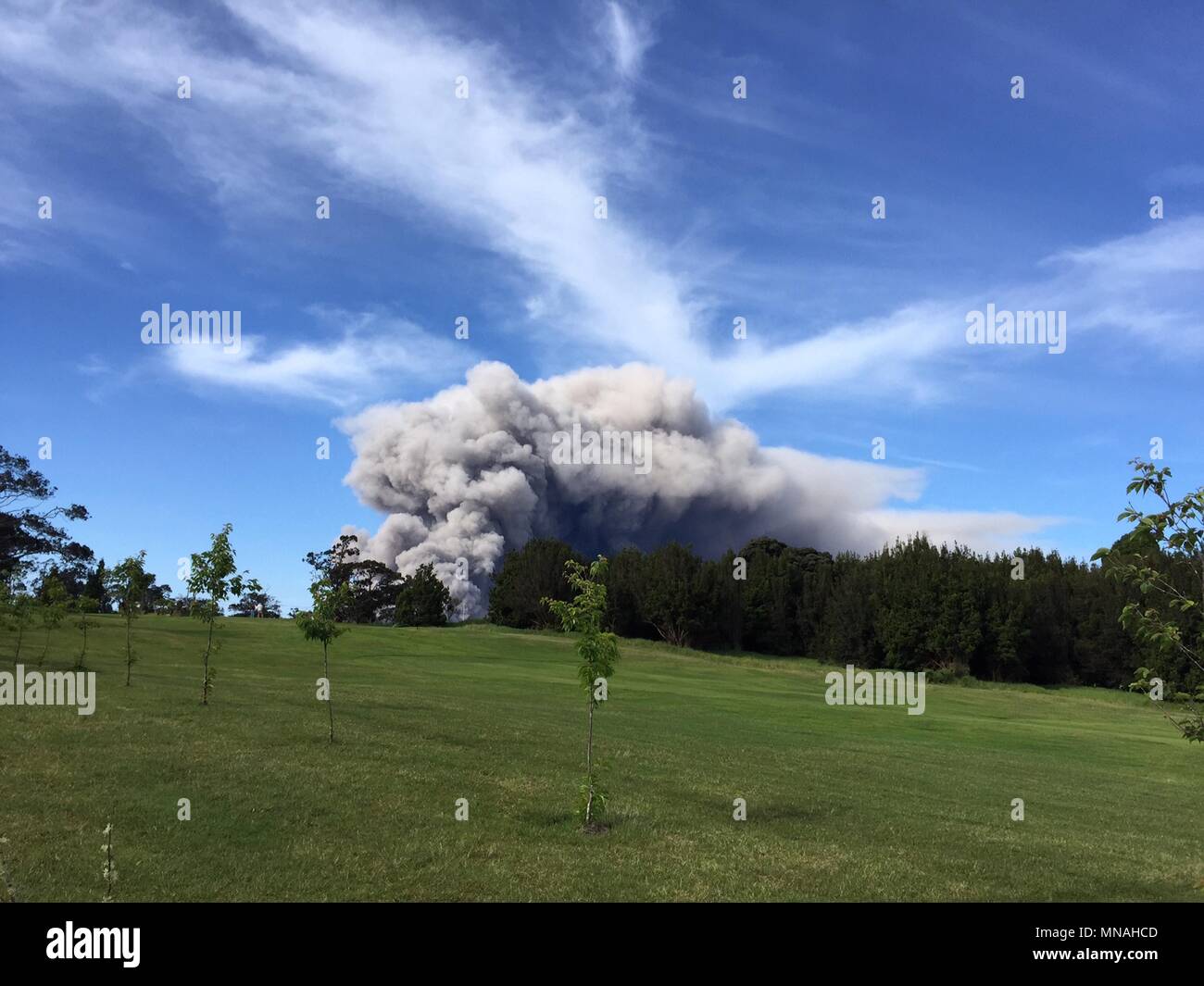 Kilauea Volcano, Hawaii. Le 15 mai 2018. Un panache de cendres gris s'élève de l'Halemaumau cratère dans le volcan Kilauea vu du volcan Golf 15 mai 2018 à Hawaii. La récente éruption continue de détruire des maisons, forçant les évacuations et crachant de la lave et le gaz toxique sur la grande île d'Hawaï. Credit : Planetpix/Alamy Live News Banque D'Images