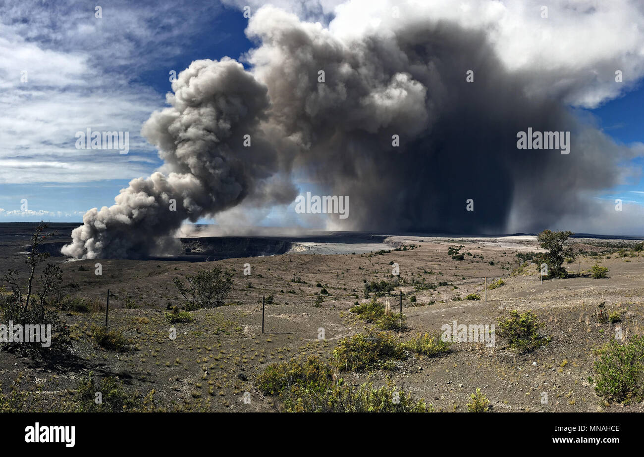 Kilauea Volcano, Hawaii. Le 15 mai 2018. Un panache de cendres gris s'élève de l'Halemaumau cratère dans le volcan Kilauea, 15 mai 2018 à Hawaii. La récente éruption continue de détruire des maisons, forçant les évacuations et crachant de la lave et le gaz toxique sur la grande île d'Hawaï. Credit : Planetpix/Alamy Live News Banque D'Images