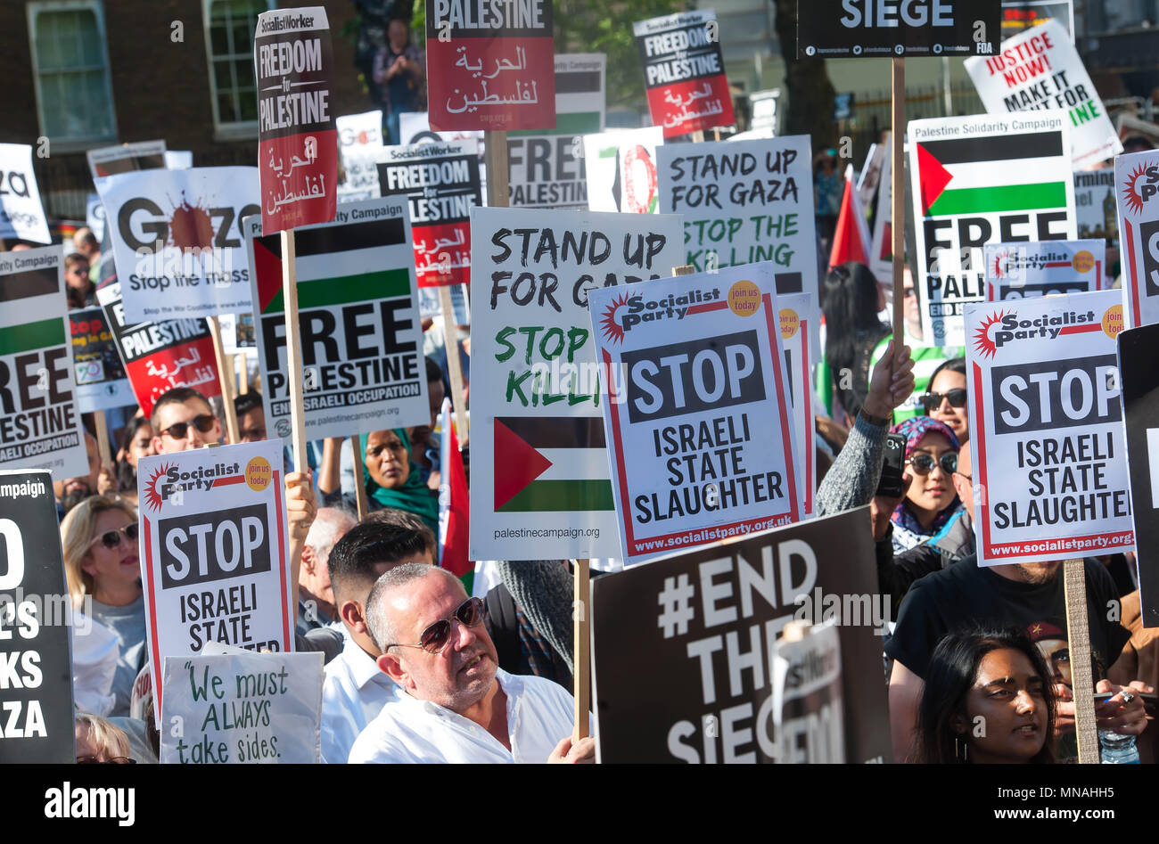 Downing Street, Londres, Royaume-Uni. Le 15 mai 2018. Ant -Isreal démonstration a eu lieu en face de Downing Street, Londres, le 15 mai 2018 pour protester contre les récents assassinats de Palestiniens dans la bande de Gaza aux mains des Forces de défense israéliennes. Michael Tubi / Alamy Live News Banque D'Images