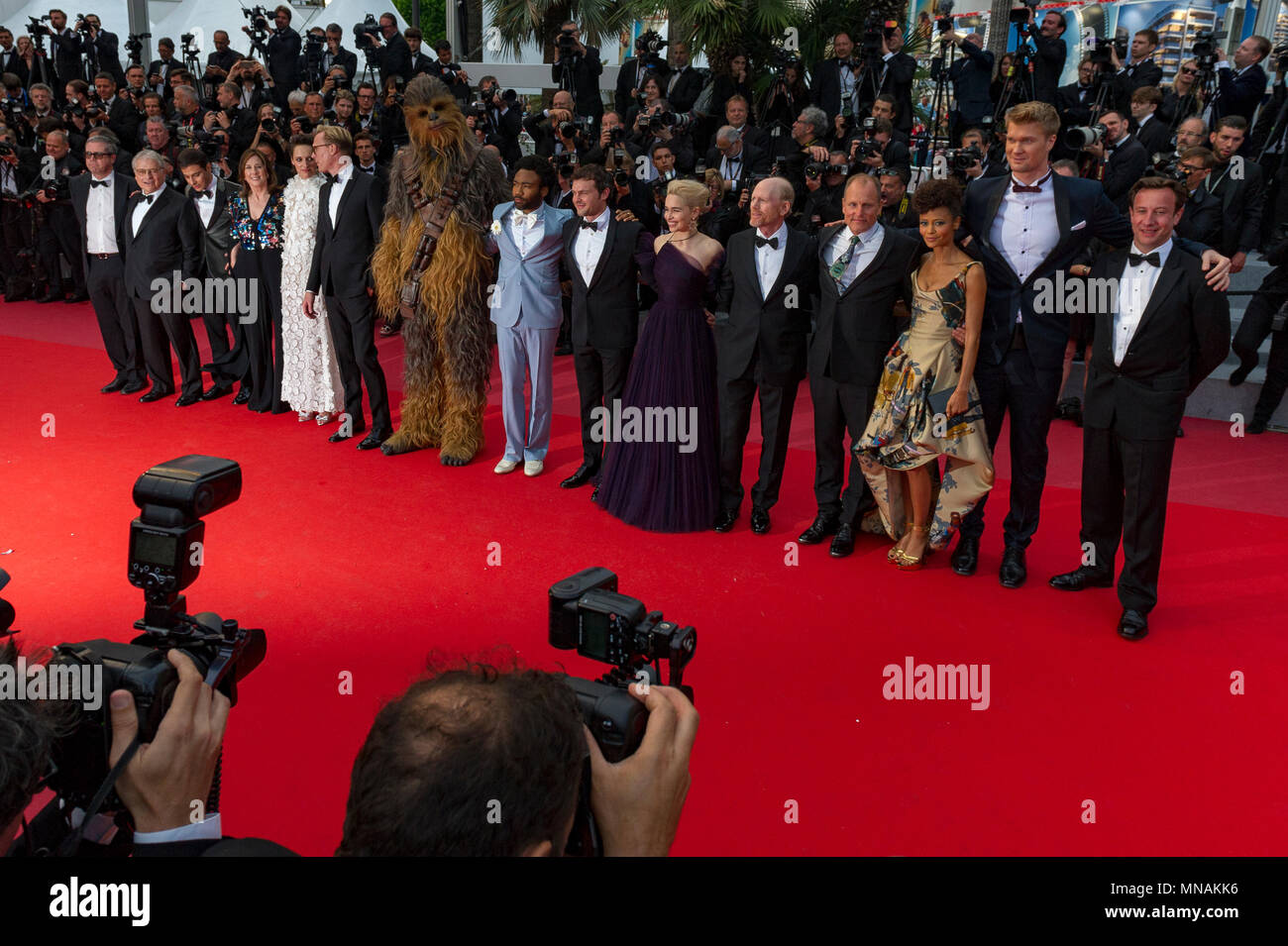 CANNES, FRANCE - 15 MAI : écrivain Lawrence Kasdan, scénariste Jonathan Kasdan producteur, Kathleen Kennedy, L'actrice Phoebe Waller-Bridge, l'acteur Paul Bettany, Chewbacca, acteurs Donald Glover, Alden Ehrenreich, comédienne Emilia Clarke, directeur Ron Howard, l'acteur Woody Harrelson, acteur actrice Thandie Newton, Joonas Suotamo et producteur Simon Emanuel assister à la projection d'un 'solo : Histoire de la guerre des étoiles" au cours de la 71e assemblée annuelle du Festival du Film de Cannes au Palais des Festivals le 15 mai 2018 à Cannes, France Crédit : BTWImages/Alamy Live News Banque D'Images