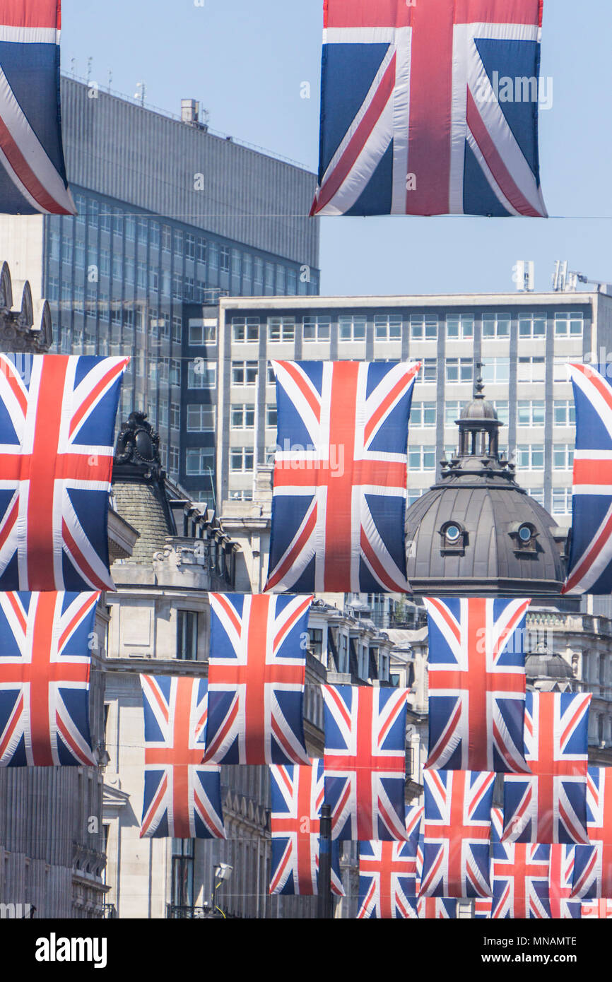 Union Jack drapeaux pendent dans Regent Street, le centre de Londres, dans la préparation de la mariage du prince Harry et Meghan Markle Goutte d'encre : Crédit/Alamy Live News Banque D'Images