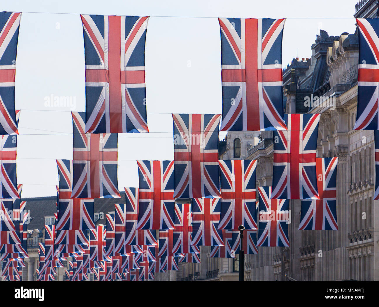 Union Jack drapeaux pendent dans Regent Street, le centre de Londres, dans la préparation de la mariage du prince Harry et Meghan Markle Goutte d'encre : Crédit/Alamy Live News Banque D'Images