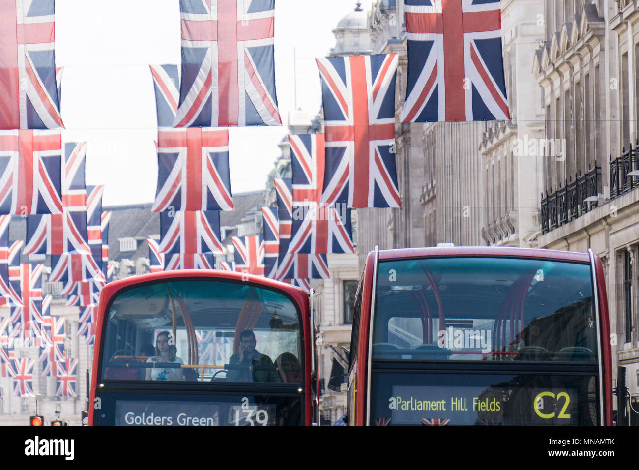 Union Jack drapeaux pendent dans Regent Street, le centre de Londres, dans la préparation de la mariage du prince Harry et Meghan Markle Goutte d'encre : Crédit/Alamy Live News Banque D'Images