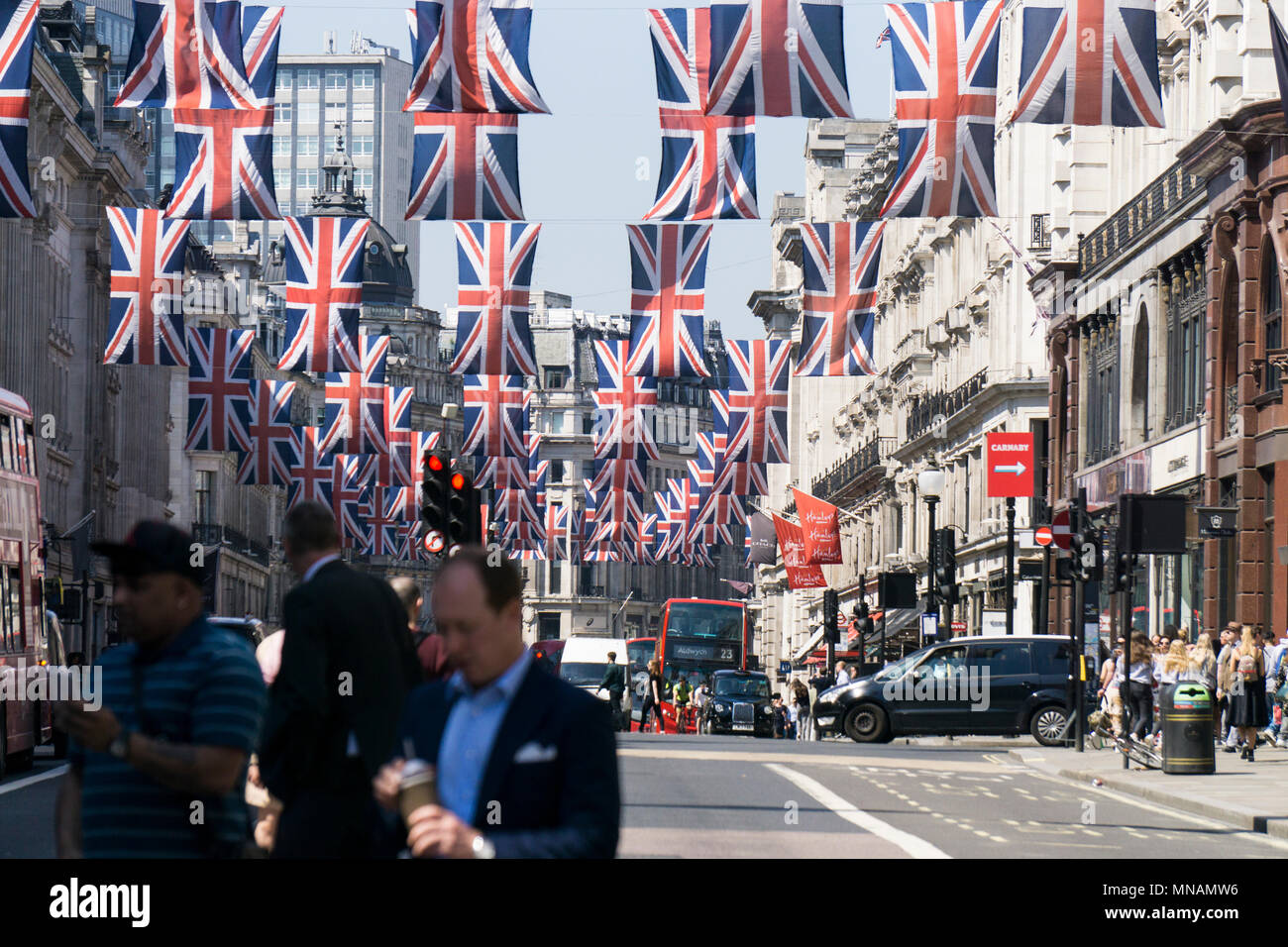 Union Jack drapeaux pendent dans Regent Street, le centre de Londres, dans la préparation de la mariage du prince Harry et Meghan Markle Goutte d'encre : Crédit/Alamy Live News Banque D'Images