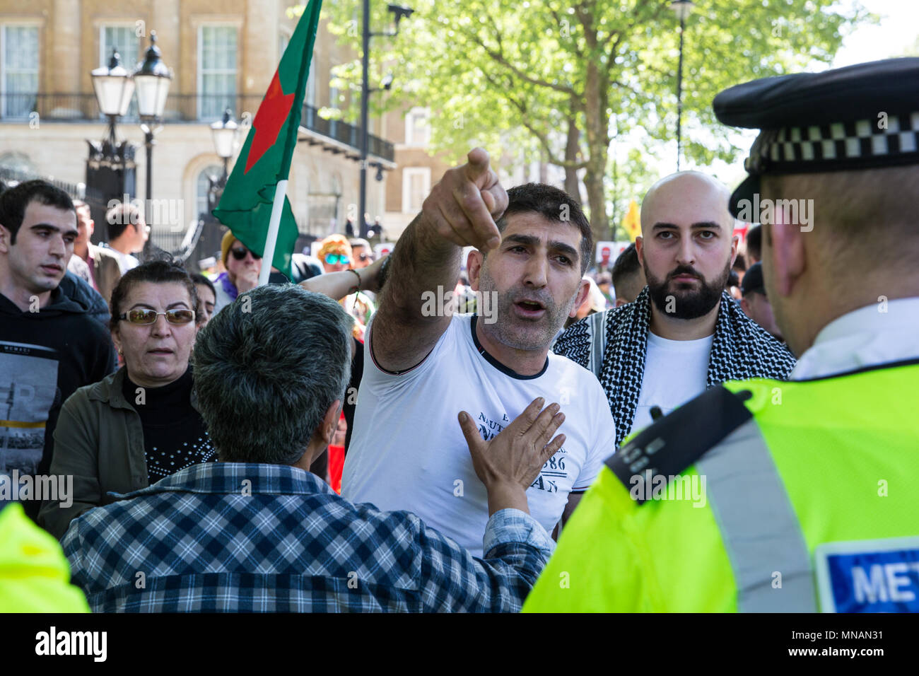 Londres, Royaume-Uni. 15 mai, 2018. Les partisans de GPJ kurde en protestation contre la visite d'état de Whitehall au Royaume-Uni par le Président turc, Recep Tayyip Erdoğan. Le Président turc a été donné un tapis rouge bienvenue à Downing Street par le Premier ministre Theresa May. Credit : Mark Kerrison/Alamy Live News Banque D'Images