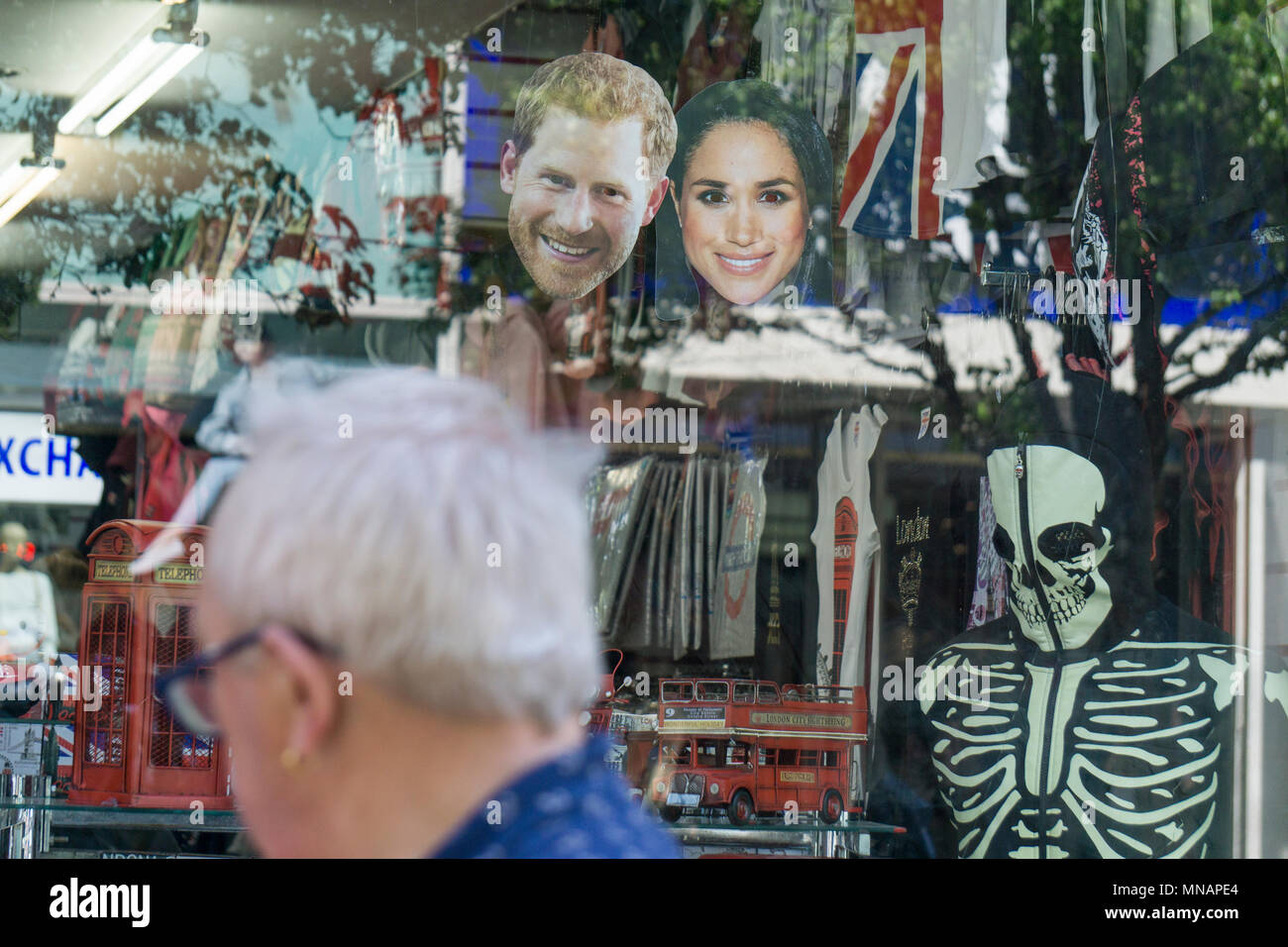 Londres, Royaume-Uni. Le 15 mai 2018. Des masques, le prince Harry et Meghan Markle en vente à Londres jours avant le mariage royal de goutte d'encre : Crédit/Alamy Live News Banque D'Images