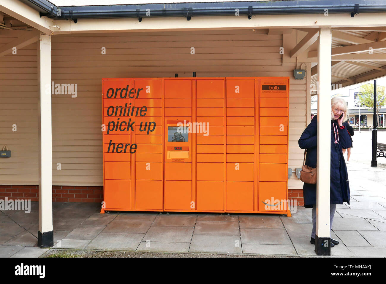 Casiers Orange Amazon pour récupérer des achats dans Affinity Outlets (anciennement Freeport Fleetwood) Banque D'Images