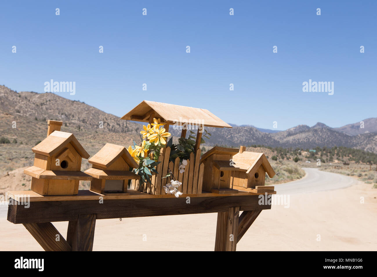 Nichoirs d'oiseaux le long de la route au col de Sherman le sud de la Sierra Nevada de Californie USA Banque D'Images