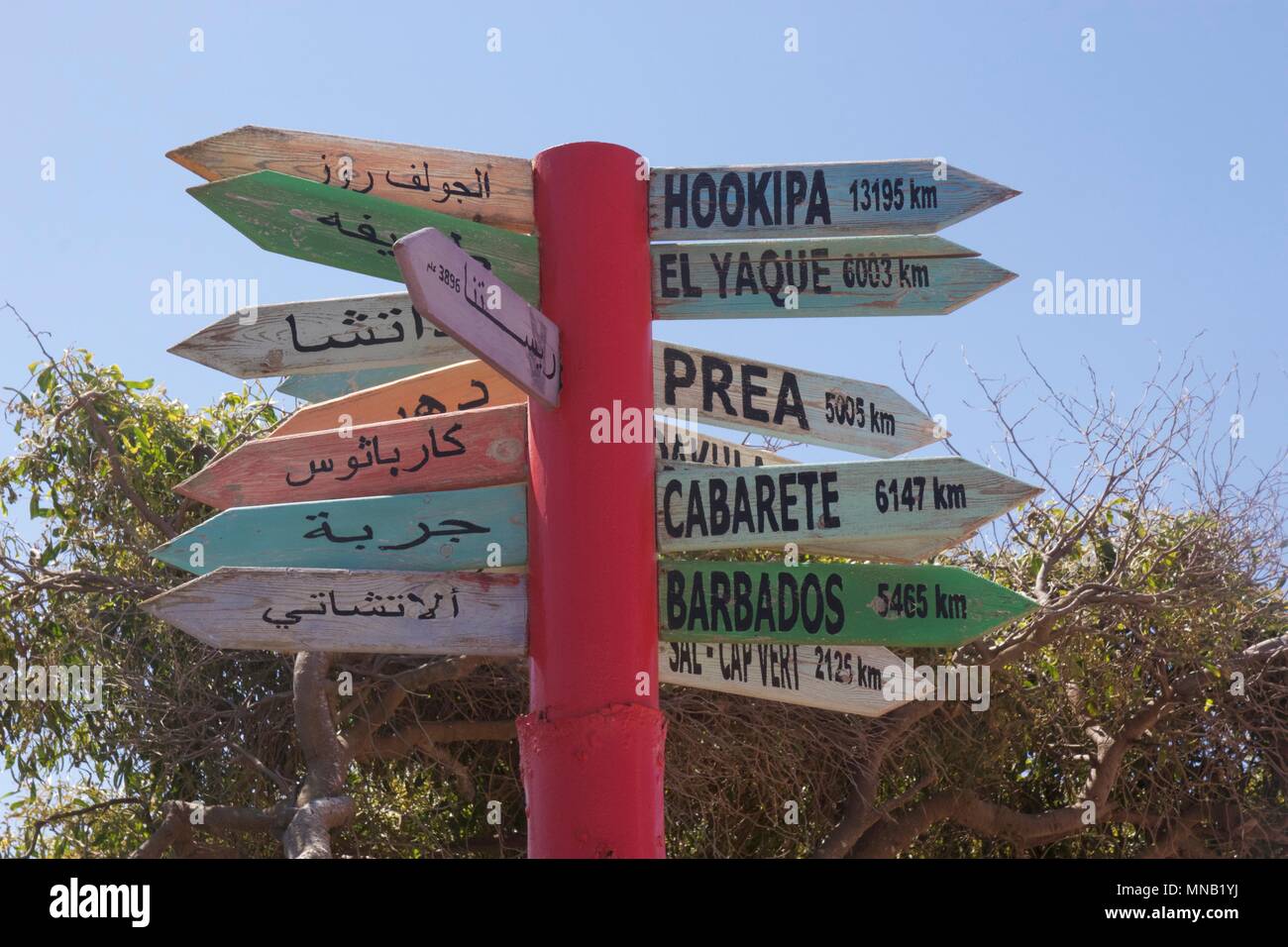 Un signe de couleur indiquant les distances en kilomètres de plages différentes à travers le monde Banque D'Images