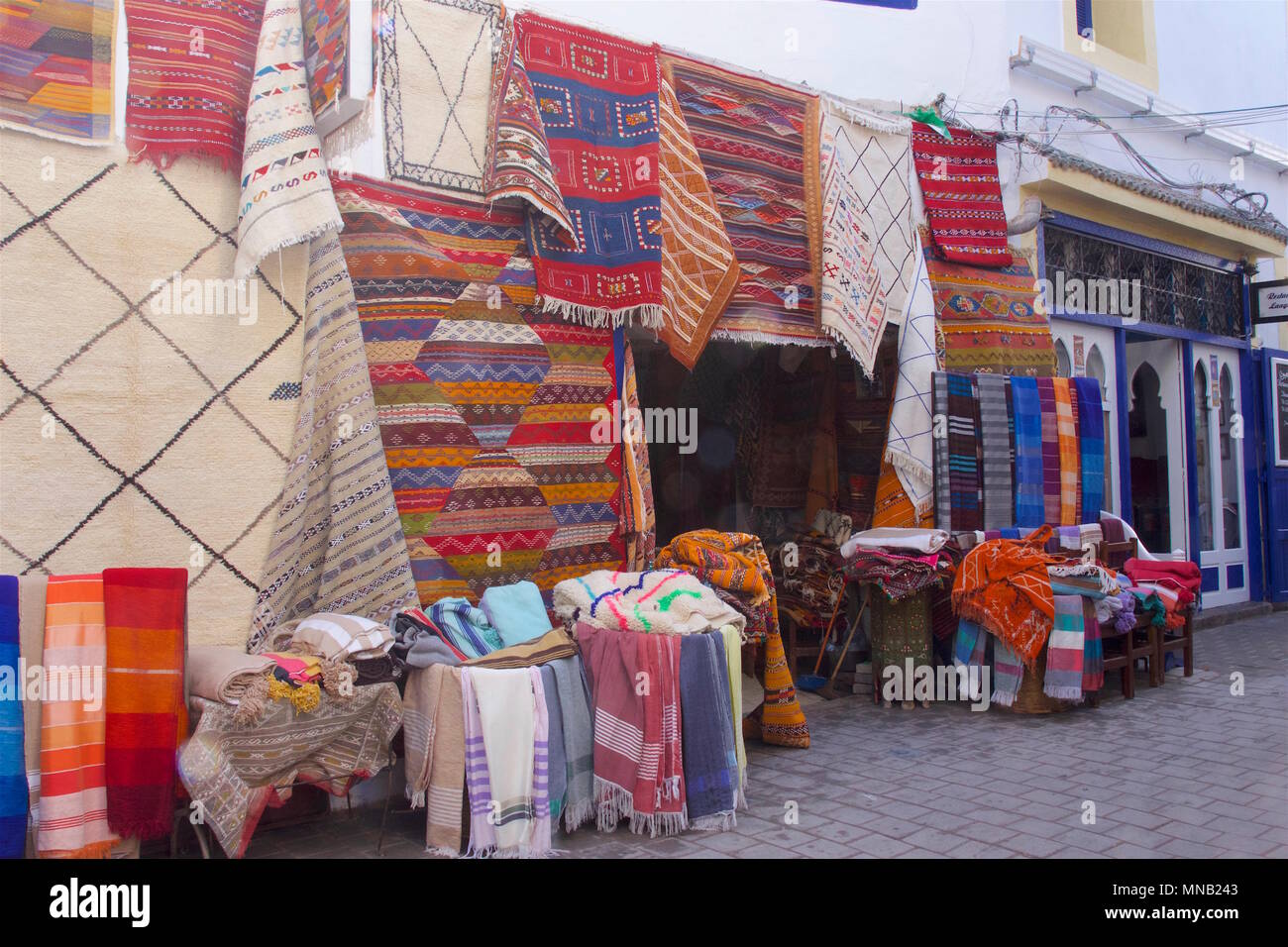 Un souk à motifs de tapis marocain vente à Essaouira Banque D'Images