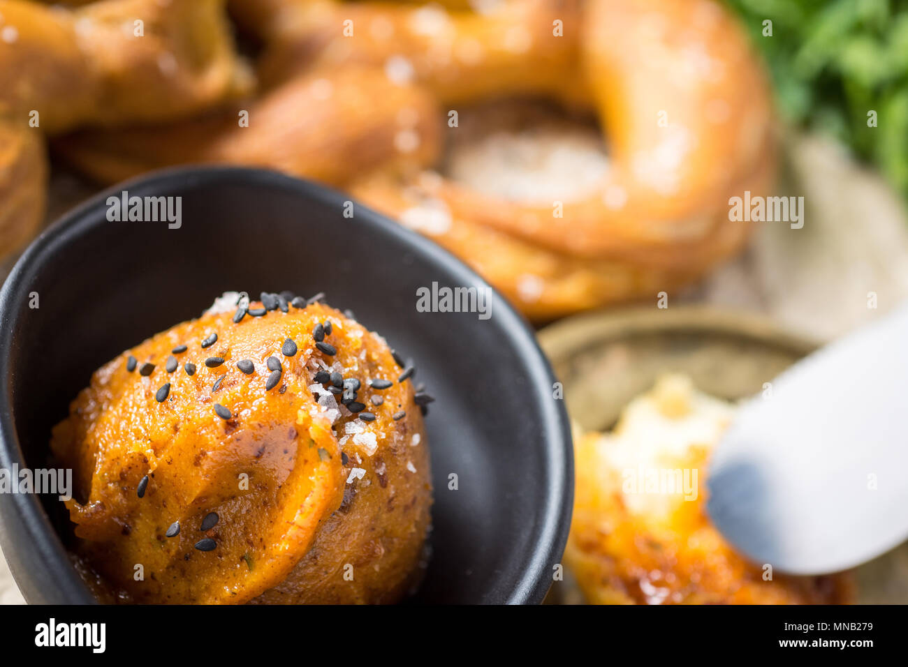Fat Mangalica se propager avec Des bretzel Bavarois Banque D'Images
