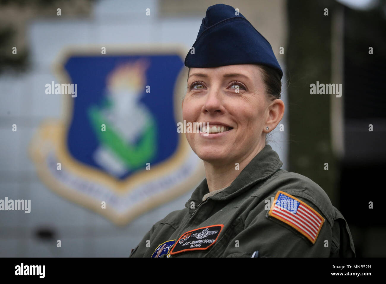New Jersey Air National Guard Master Sgt. Jennifer Bowen représente un portrait en face de la 108e groupe d'opérations de construction Joint Base McGuire-Dix-Lakehurst, New Jersey), 1 mars 2018. Bowen, l'un des deux opérateurs de la rampe lors de la 108e Escadre, a déployé plus de 10 fois de sa carrière son. (U.S. Air National Guard Banque D'Images