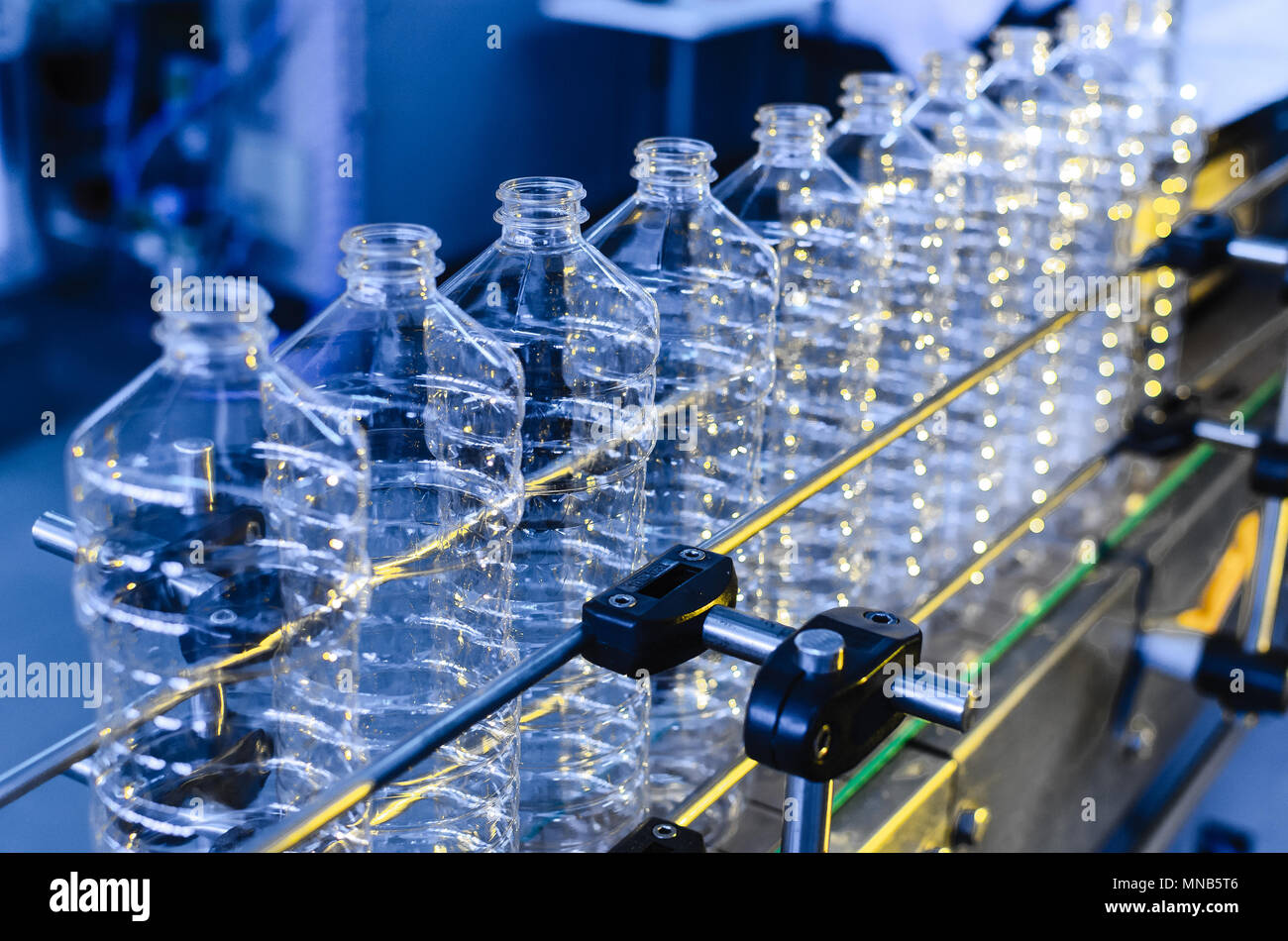 Bouteille. La production industrielle des bouteilles plastique en PET.  Ligne d'usine de fabrication de bouteilles en polyéthylène. Emballage  alimentaire transparent Photo Stock - Alamy