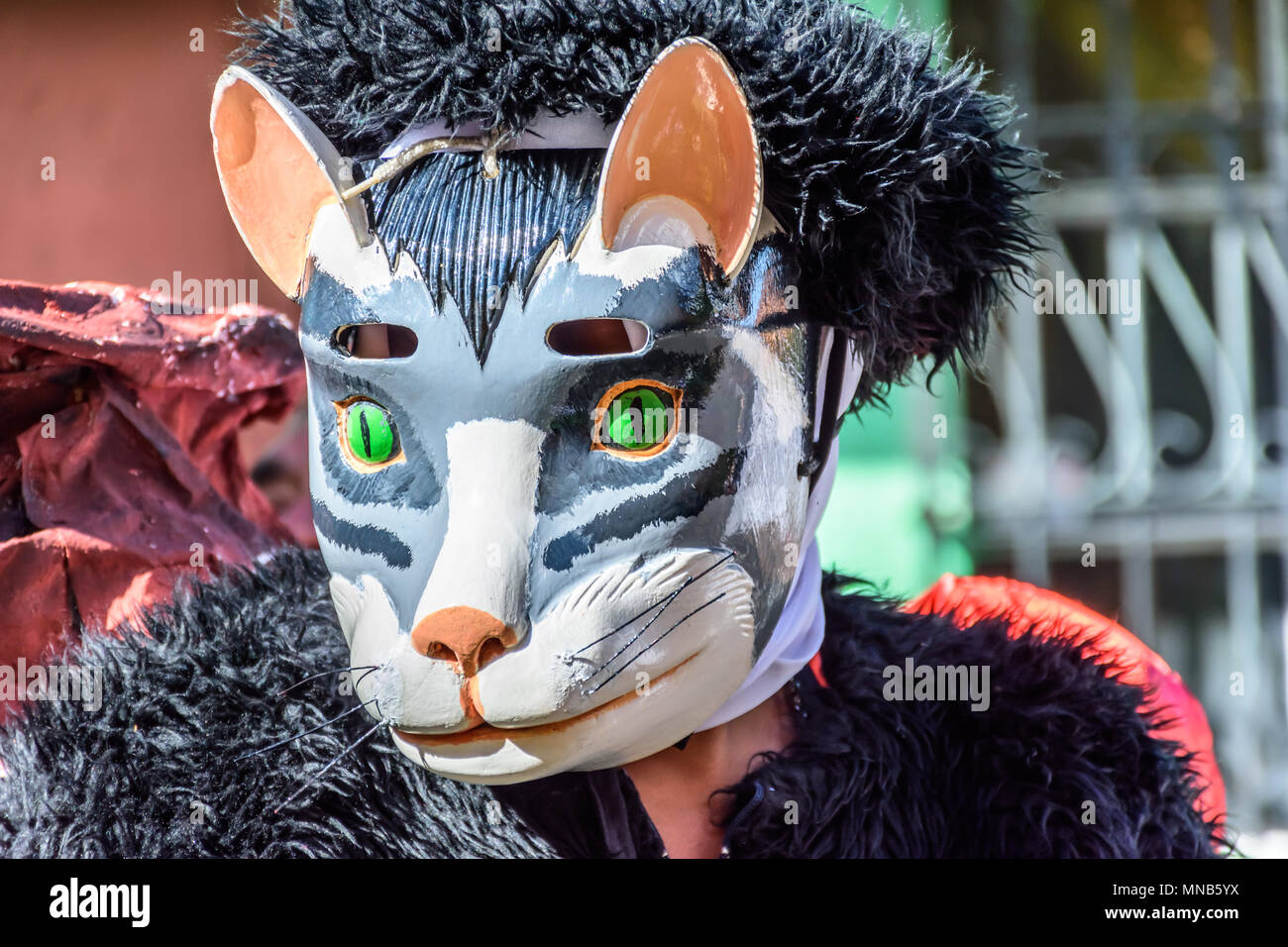 Ciudad Vieja, Guatemala - 7 décembre 2015 : les habitants de masques de danse folklorique traditionnelle parade & costumes & danse dans Street Banque D'Images