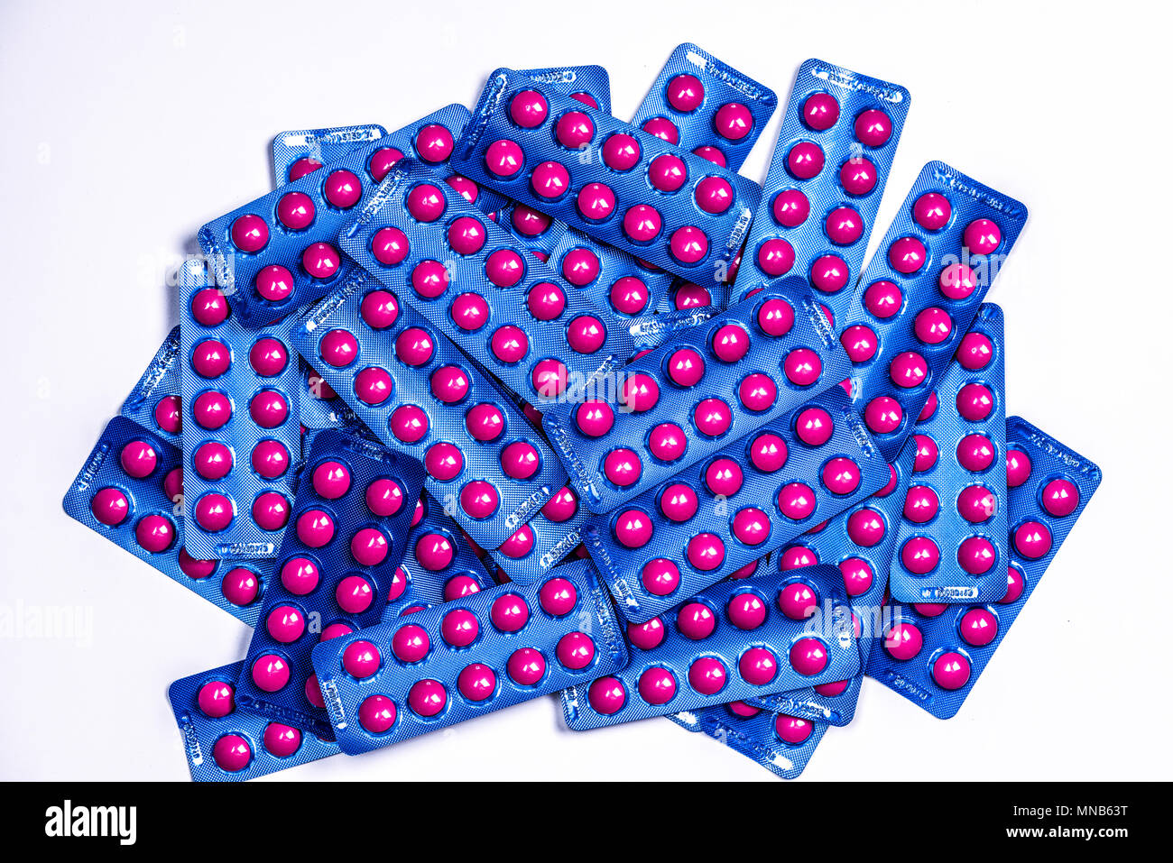 L'Ibuprofène en comprimé rose comprimés pack en bleu blister isolé sur fond  blanc avec l'exemplaire de l'espace. L'ibuprofène pour soulager la douleur,  maux de tête, fièvre élevée Photo Stock - Alamy