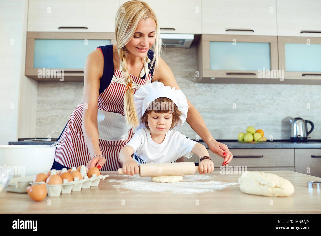 Mère et fils cuire des gâteaux dans la cuisine Banque D'Images