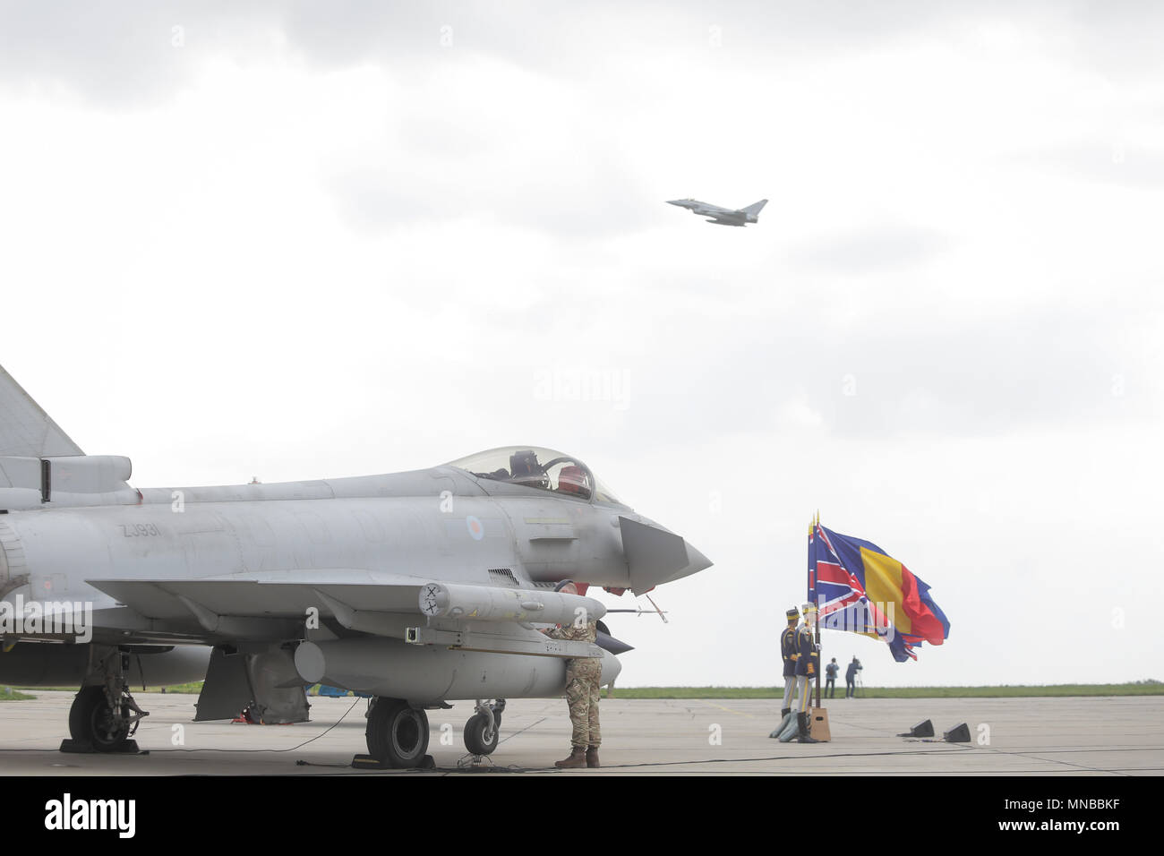 MIHAIL KOGALNICENU, ROUMANIE - AVRIL 27 Eurofighter Typhoon de la Royal Air Force fighter jet est présenté à la presse, à la base de Mihail Kogalniceanu Banque D'Images