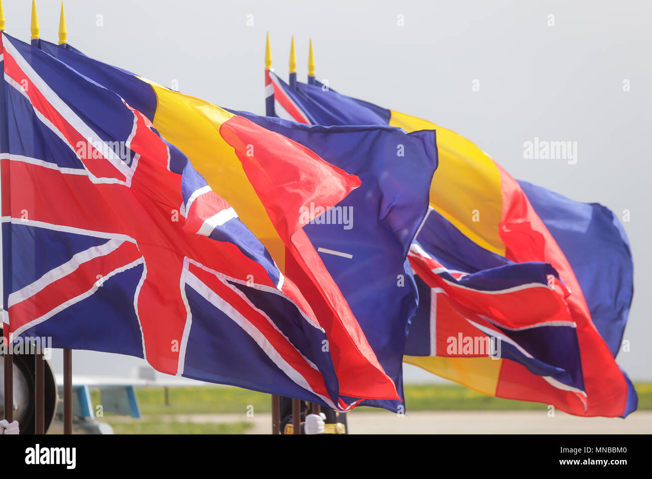 L'OTAN, Royaume-Uni et Roumanie drapeaux flottant dans le vent Banque D'Images