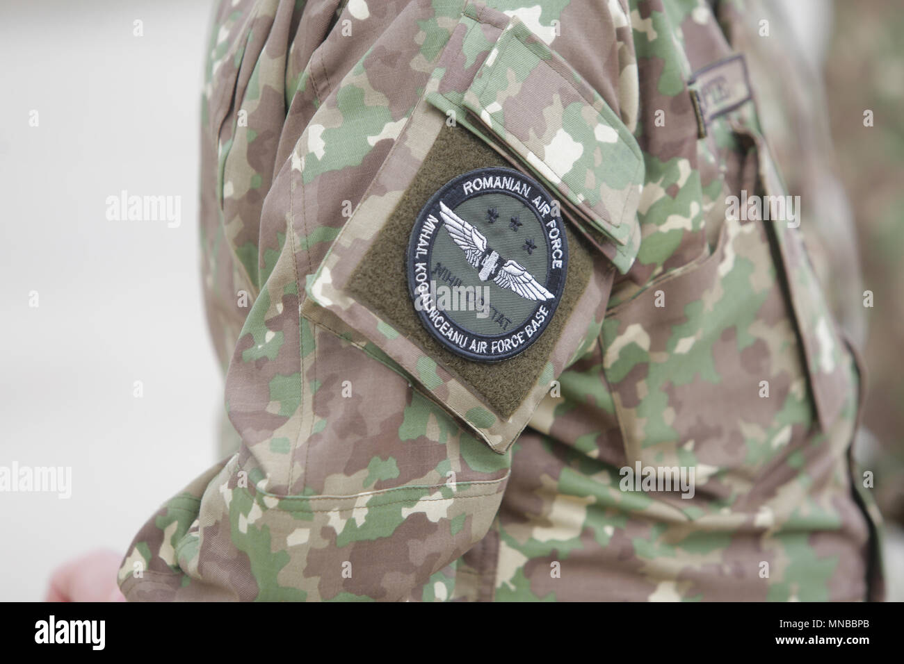 Symbole de la Force aérienne roumaine sur un uniforme de soldat Banque D'Images
