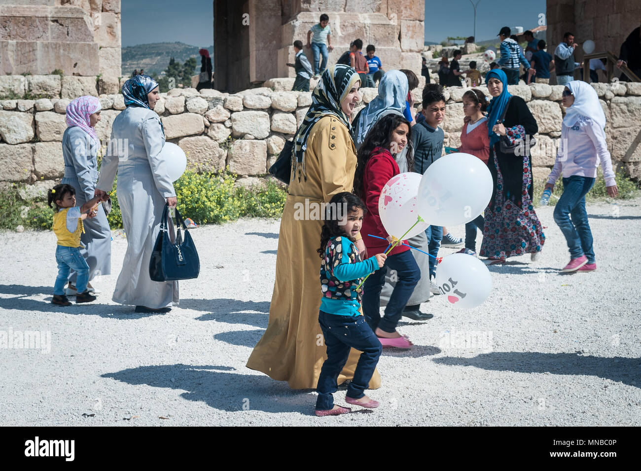 Les familles qui visitent les ruines de Jerash .l'emplacement des ruines de la ville gréco-romaine de Gérasa, également appelé Antioche sur la rivière d'Or Banque D'Images