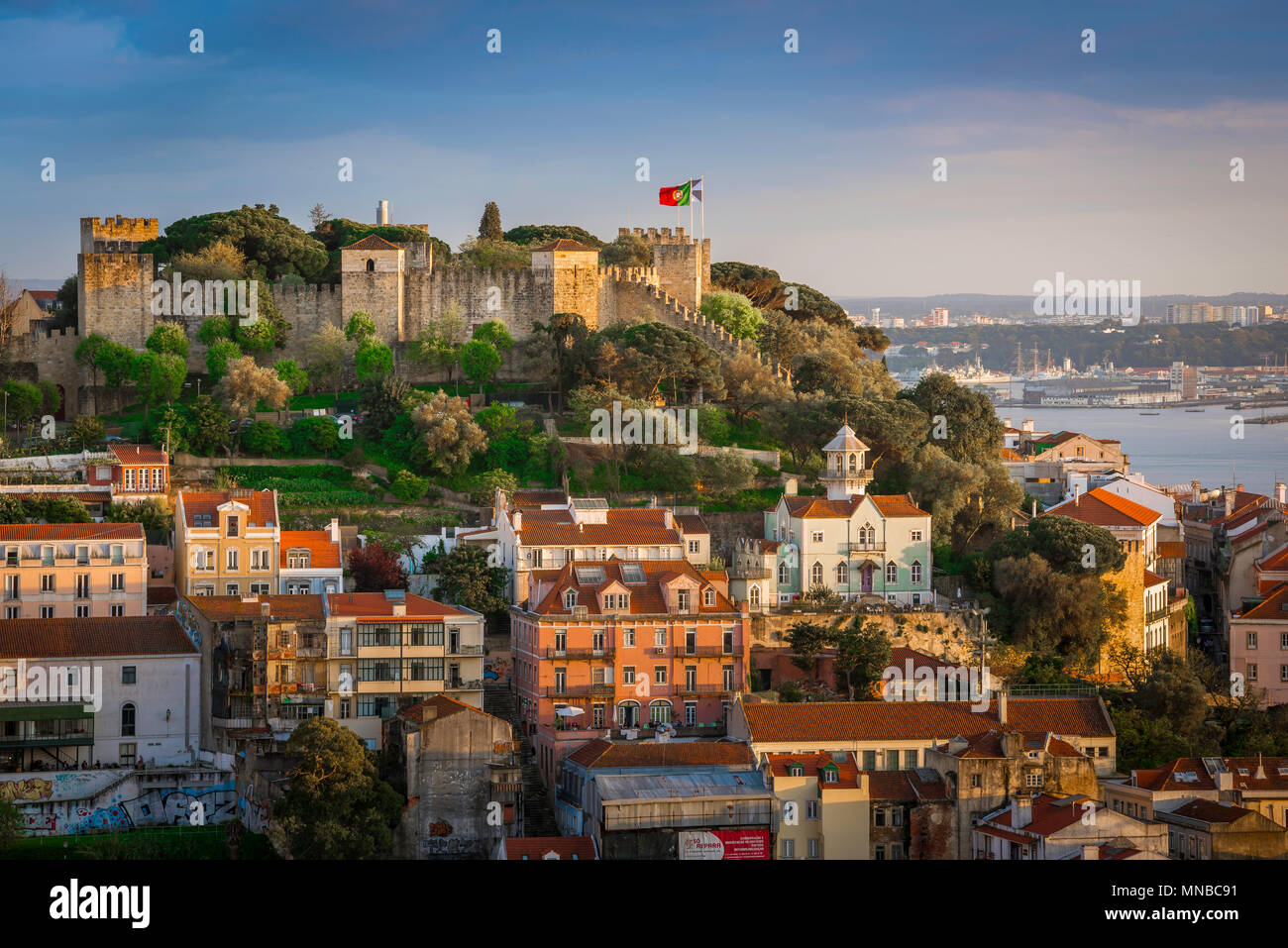 La ville de Lisbonne, vue panoramique sur le Castelo de Sao Jorge situé au-dessus de la vieille ville de Mouraria quartier dans le centre de Lisbonne, Portugal. Banque D'Images