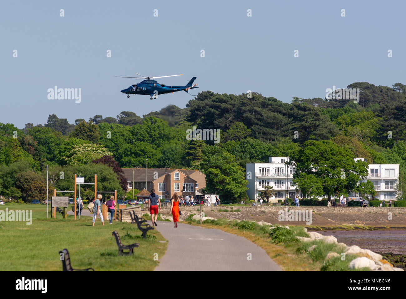 Hélicoptère au décollage et au départ après avoir fait un ramassage de passagers en popularité des chaussures élégantes Park, Poole, Dorset, UK Banque D'Images